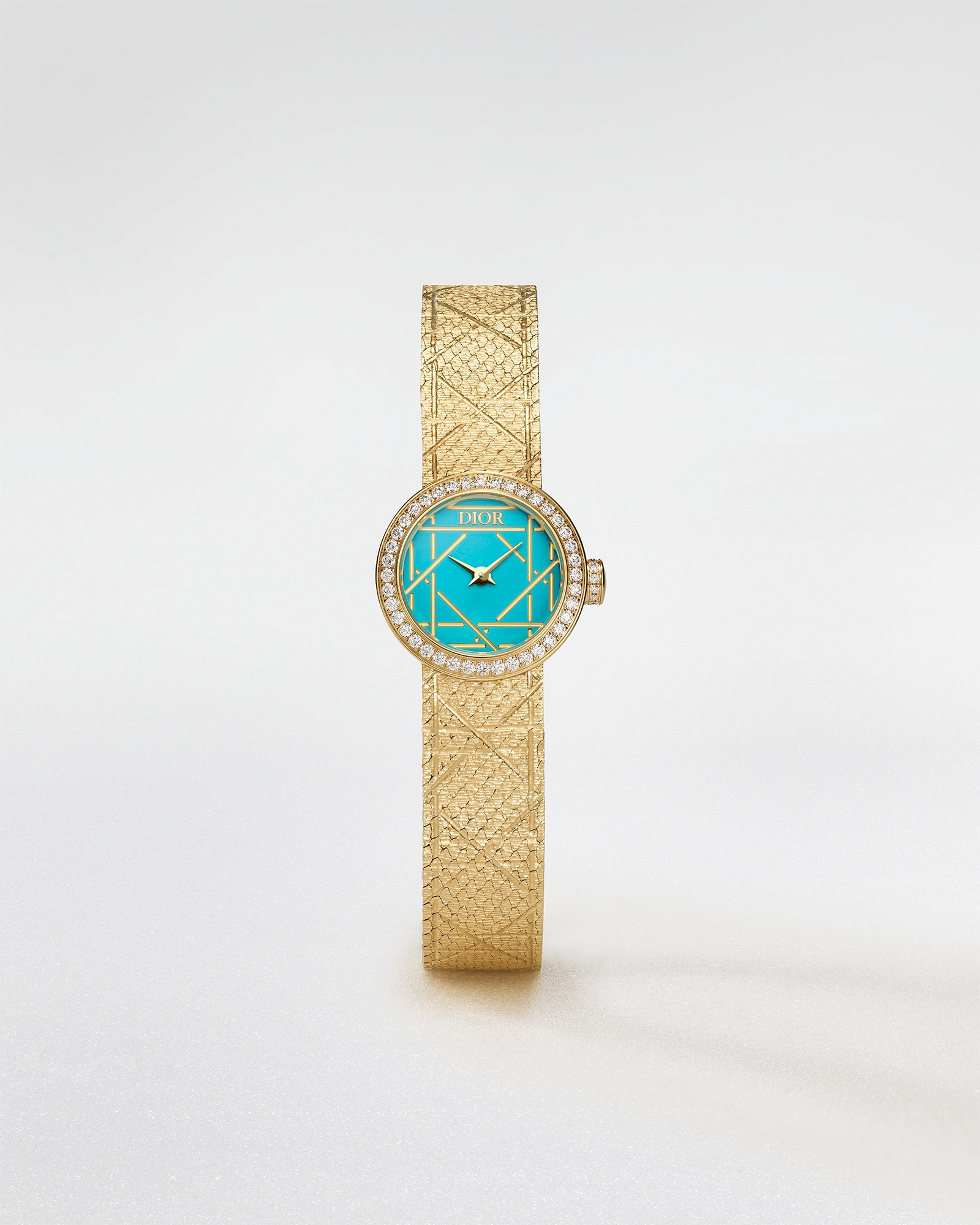 La Mini D My Dior 腕表 直径 19 毫米，黄色 18K 金、蓝绿色涂漆和钻石 E01