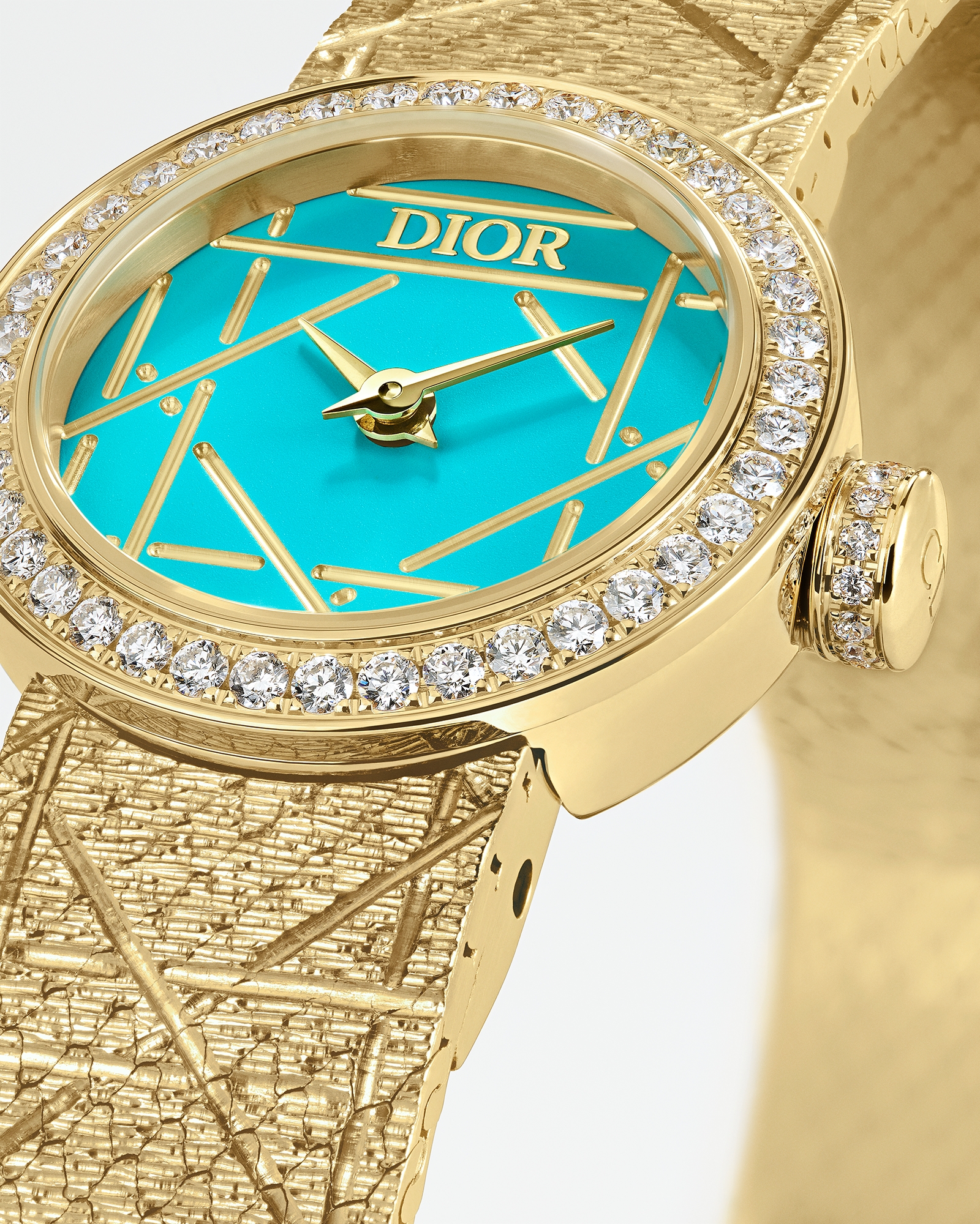 La Mini D My Dior 腕表 直径 19 毫米，黄色 18K 金、蓝绿色涂漆和钻石 E02