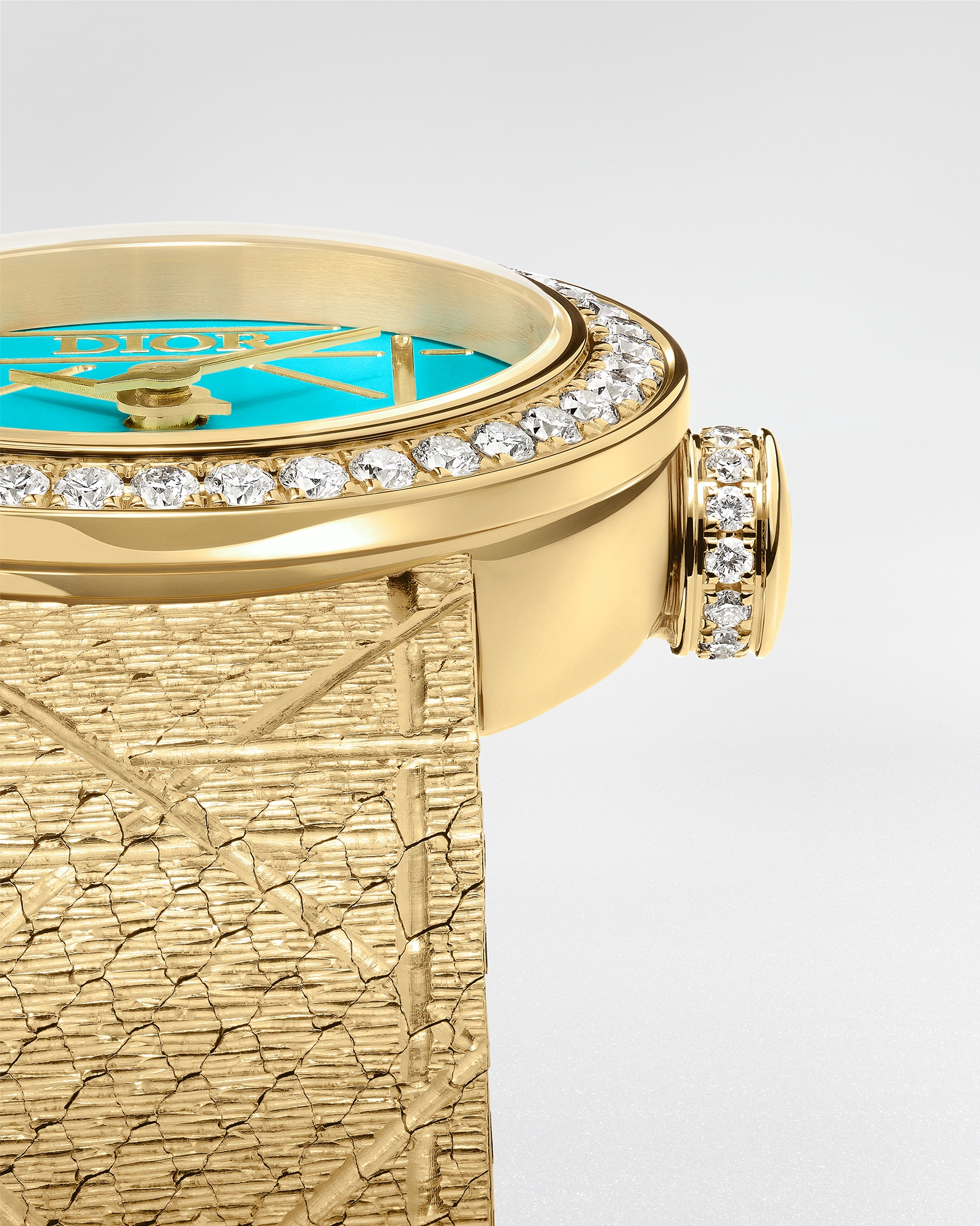 La Mini D My Dior 腕表 直径 19 毫米，黄色 18K 金、蓝绿色涂漆和钻石 E03