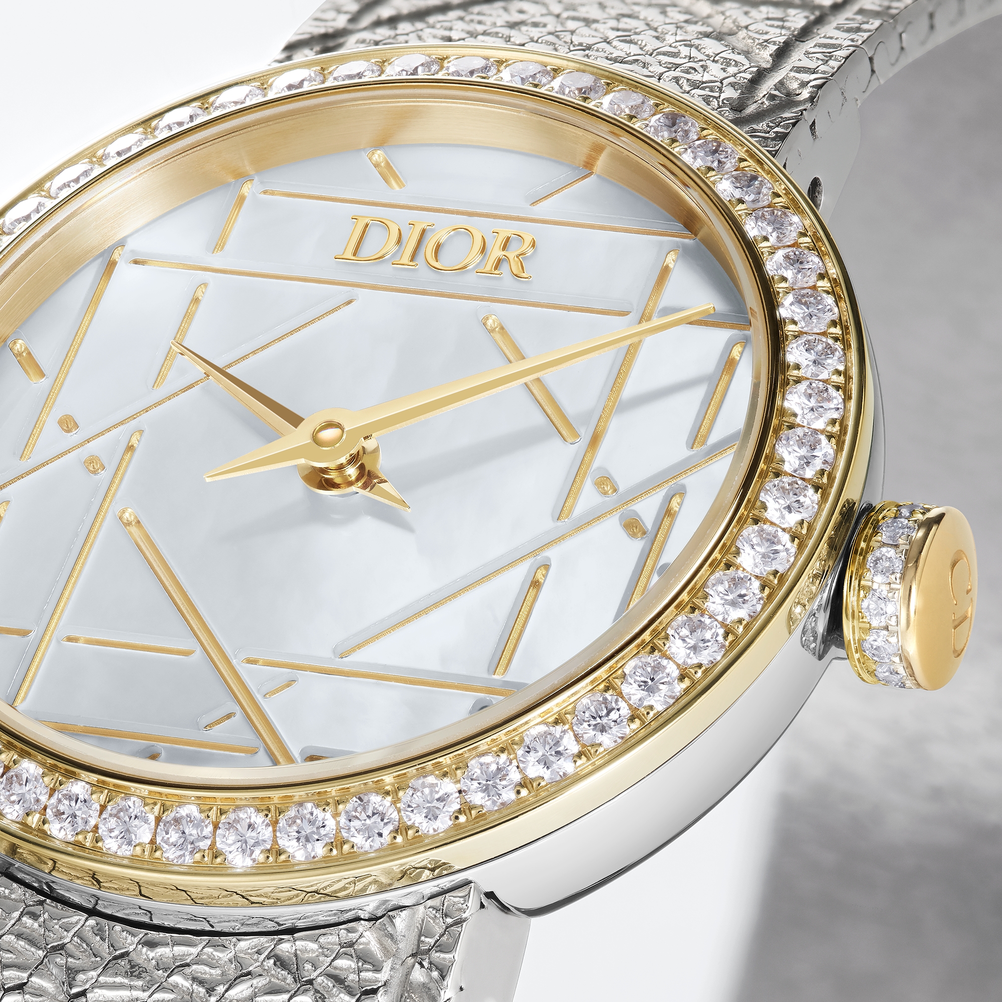 La D My Dior 腕表 直径 25 毫米，钢、黄色 18K 金、白色珍珠母贝和钻石 E04