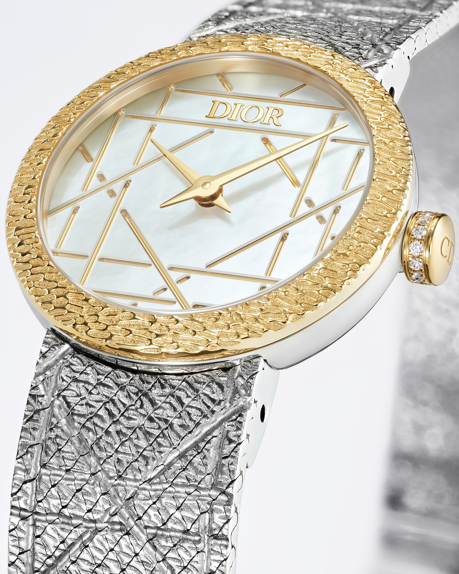 La D My Dior 腕表 直径 25 毫米，钢、黄色 18K 金、白色珍珠母贝和钻石 E03