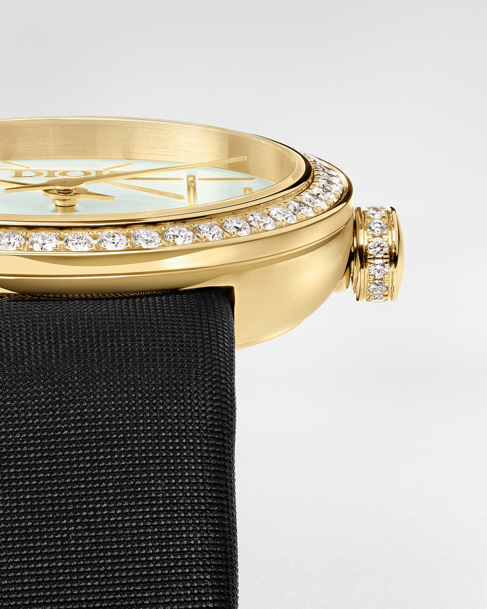 La D My Dior 腕表 直径 25 毫米，黄色 18K 金、白色珍珠母贝和钻石 E03