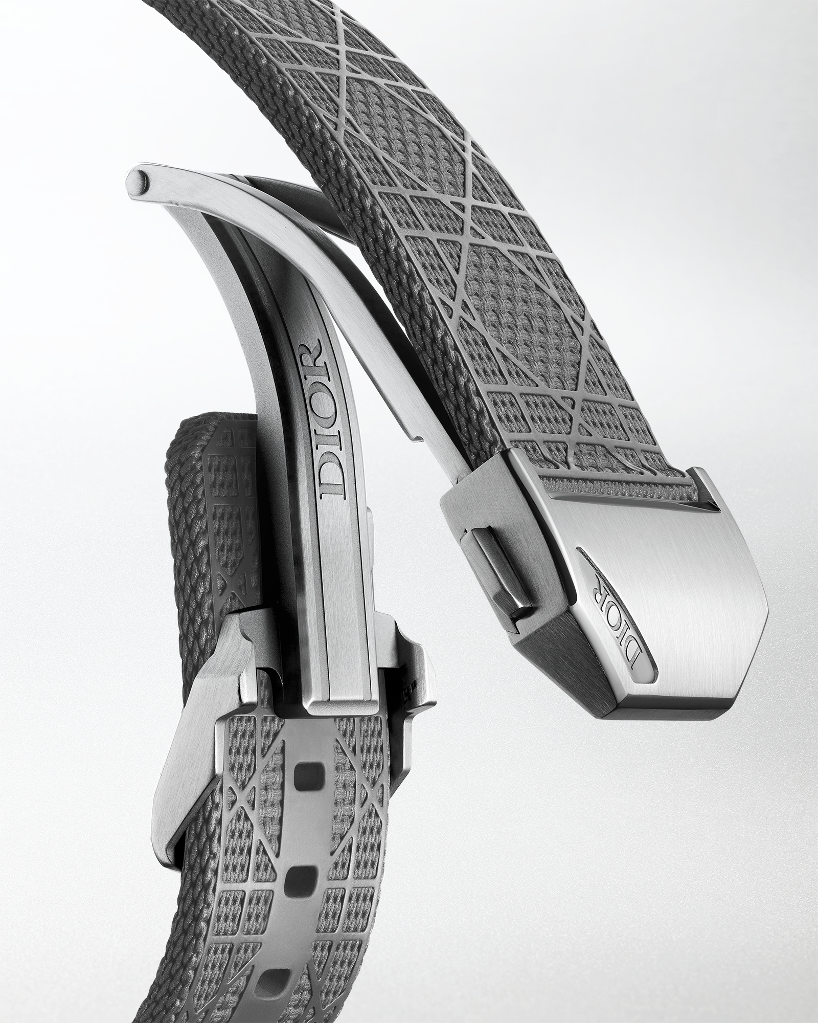 Chiffre Rouge 灰色哑光腕表 直径 38 毫米，自动上链，灰色哑光钢质 E06