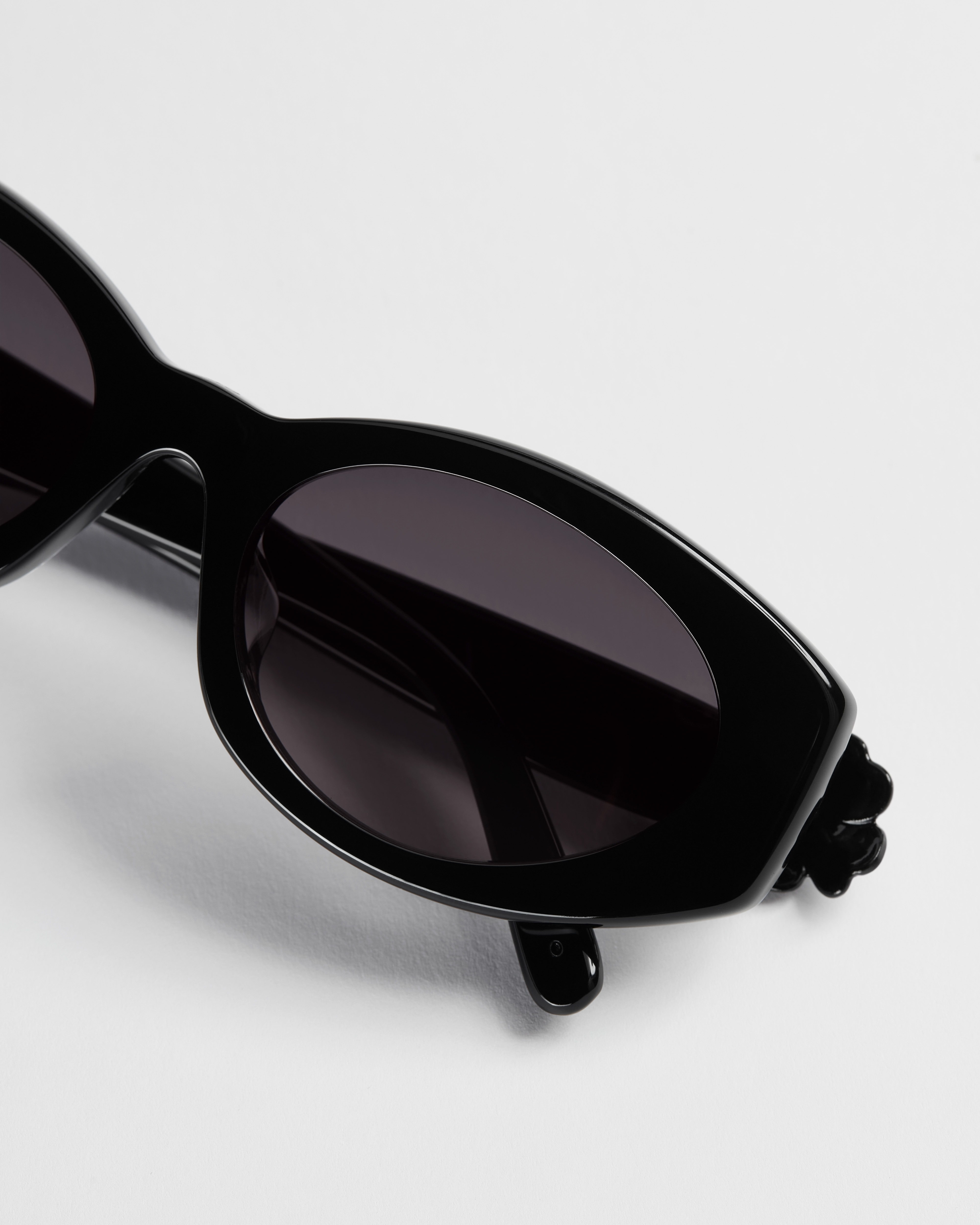 Dior Clover B1F 太阳眼镜 亮黑色椭圆形镜框 E06