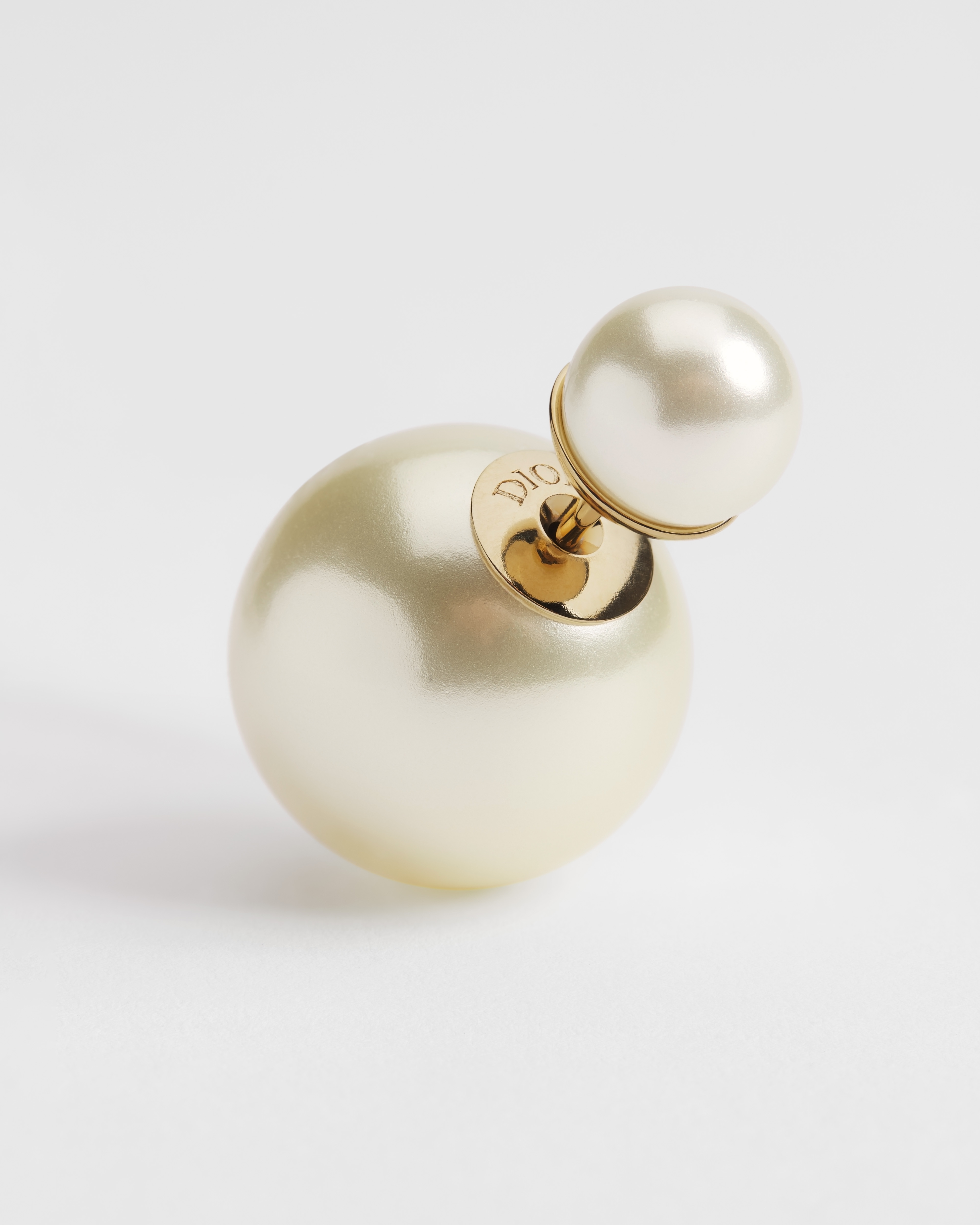 Dior Tribales 耳环 金色饰面金属和白色树脂珠饰 E09