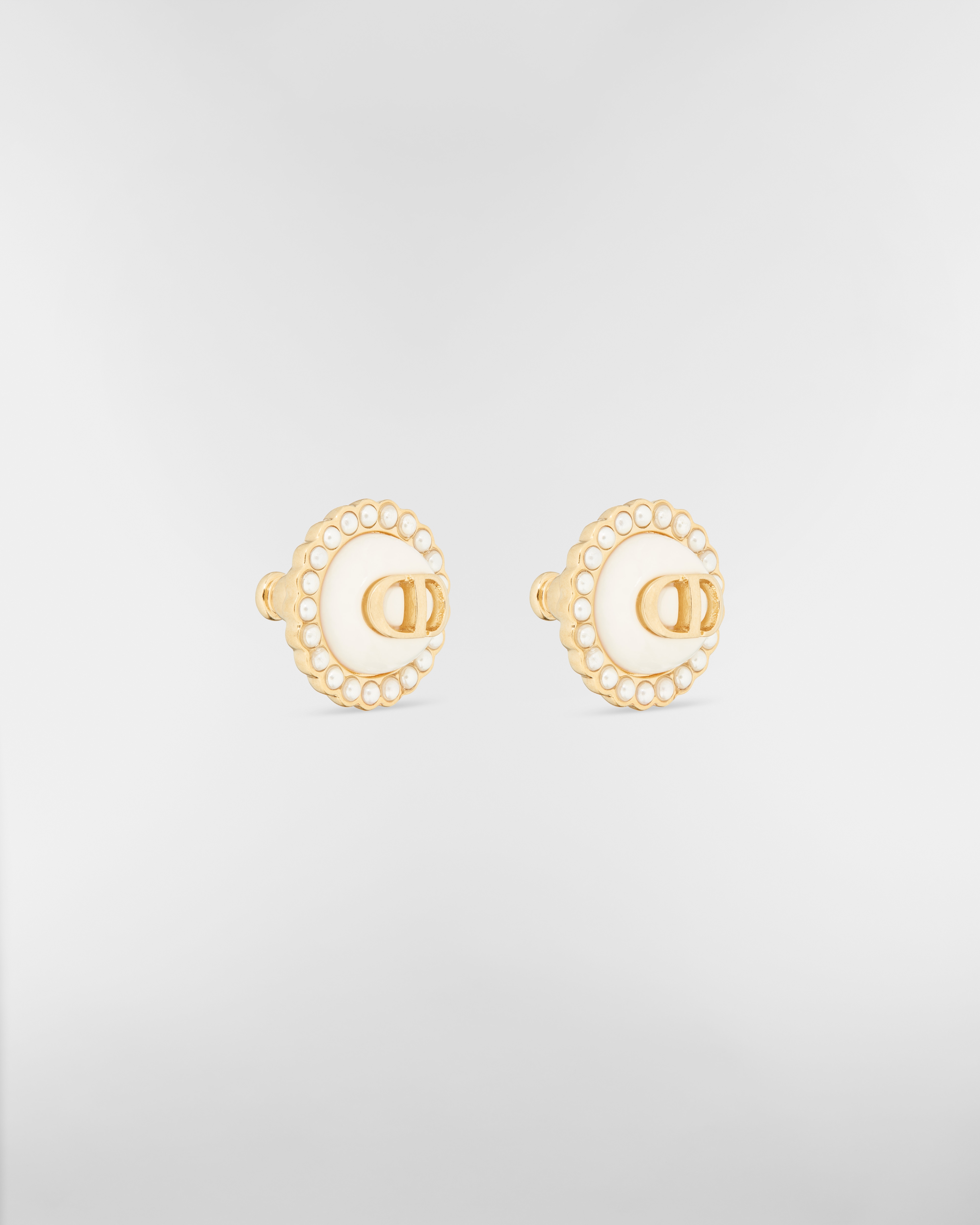 Petit CD Baroque 耳钉 金色饰面金属、白色树脂珠饰和奶白色玻璃装饰 E03