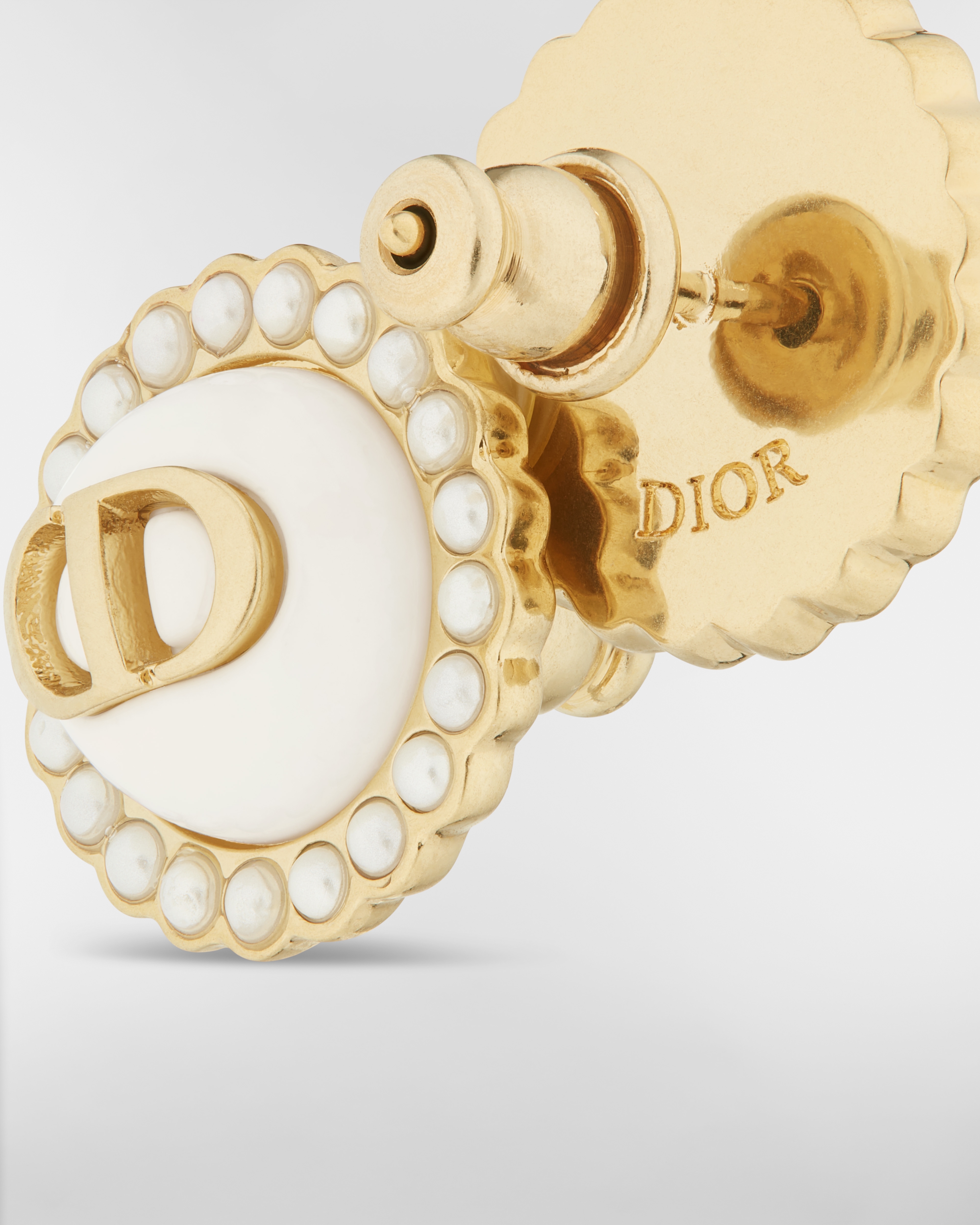 Petit CD Baroque 耳钉 金色饰面金属、白色树脂珠饰和奶白色玻璃装饰 E09