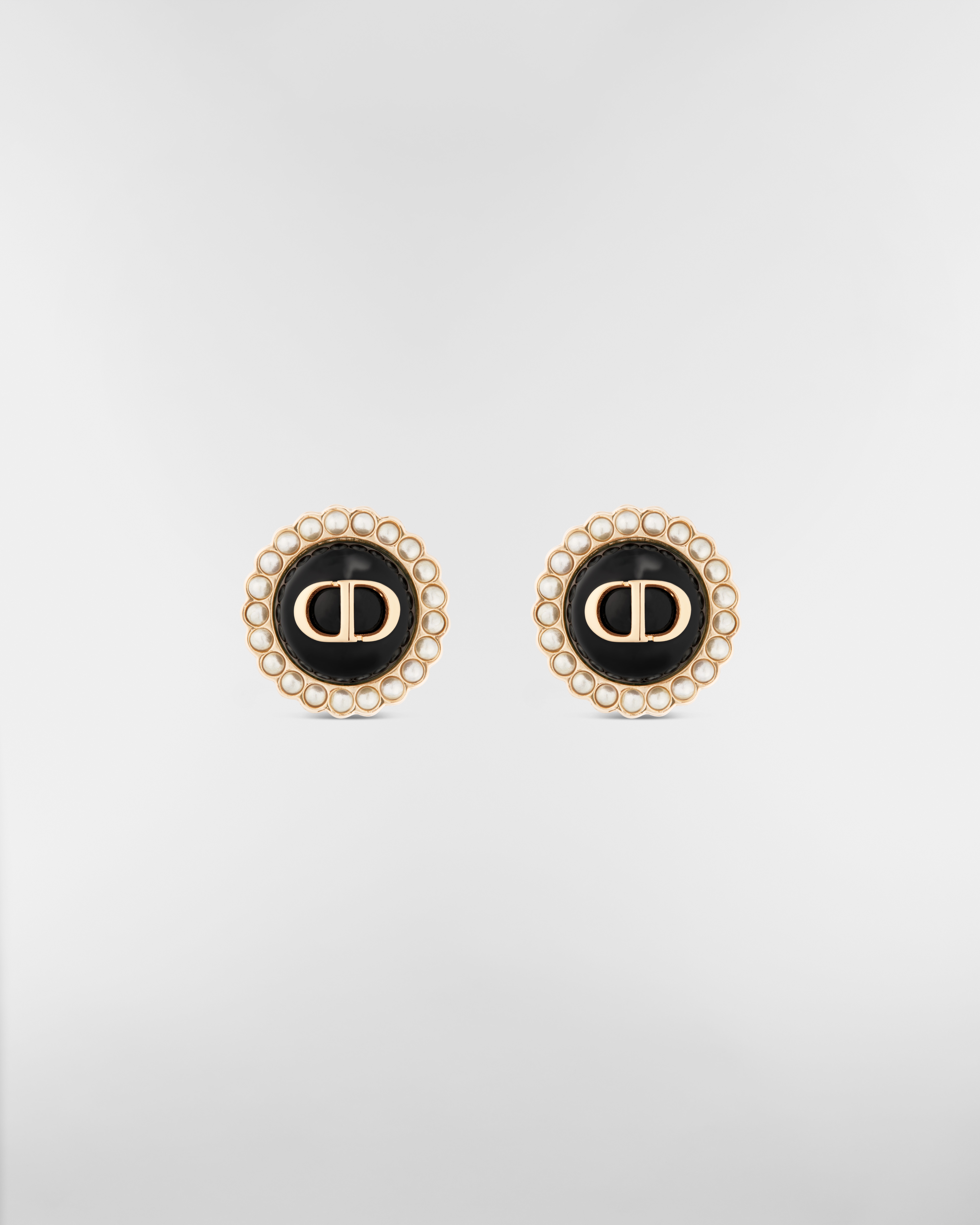 Petit CD Baroque 耳钉 金色饰面金属、白色树脂珠饰和黑色玻璃装饰 E01