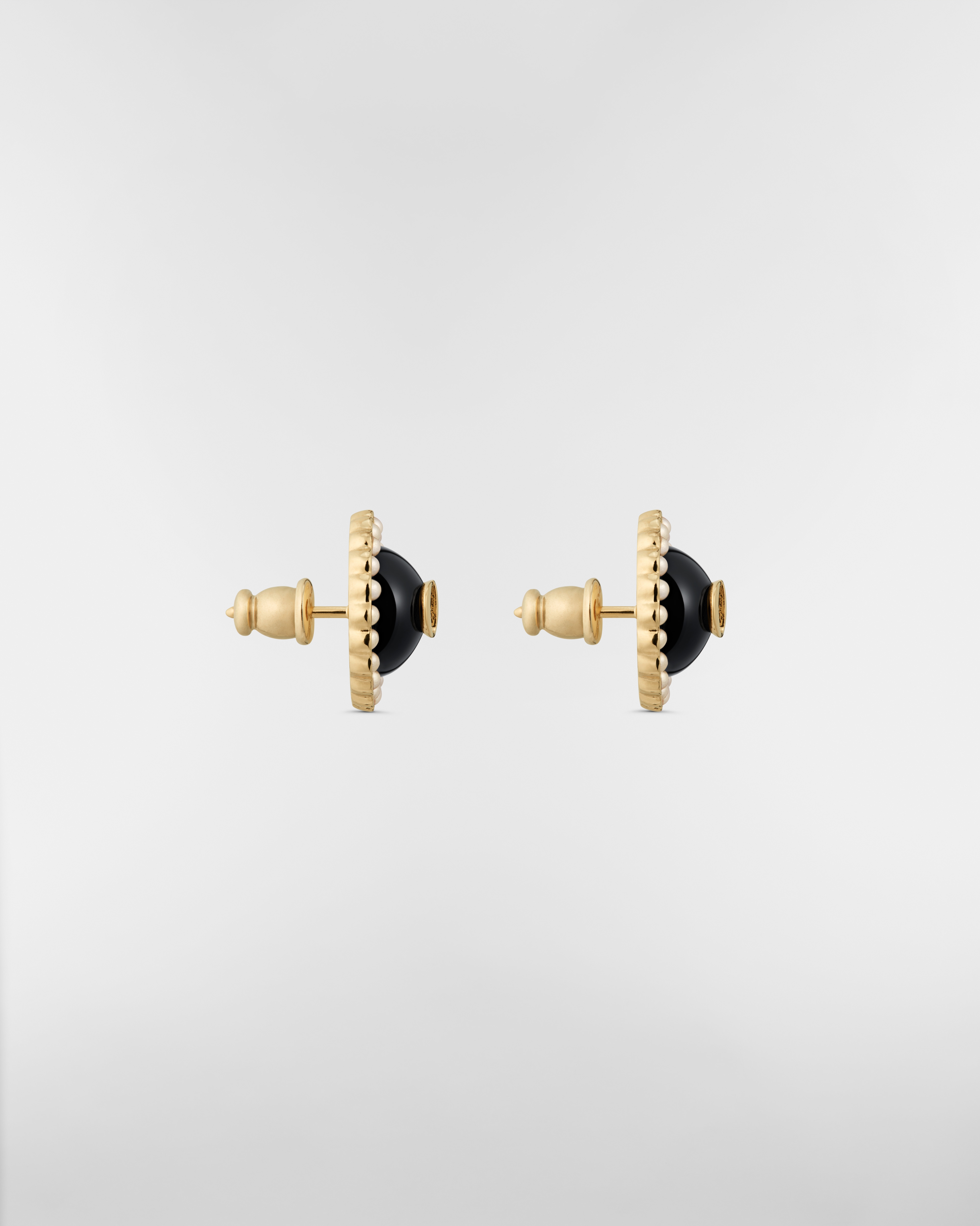 Petit CD Baroque 耳钉 金色饰面金属、白色树脂珠饰和黑色玻璃装饰 E02