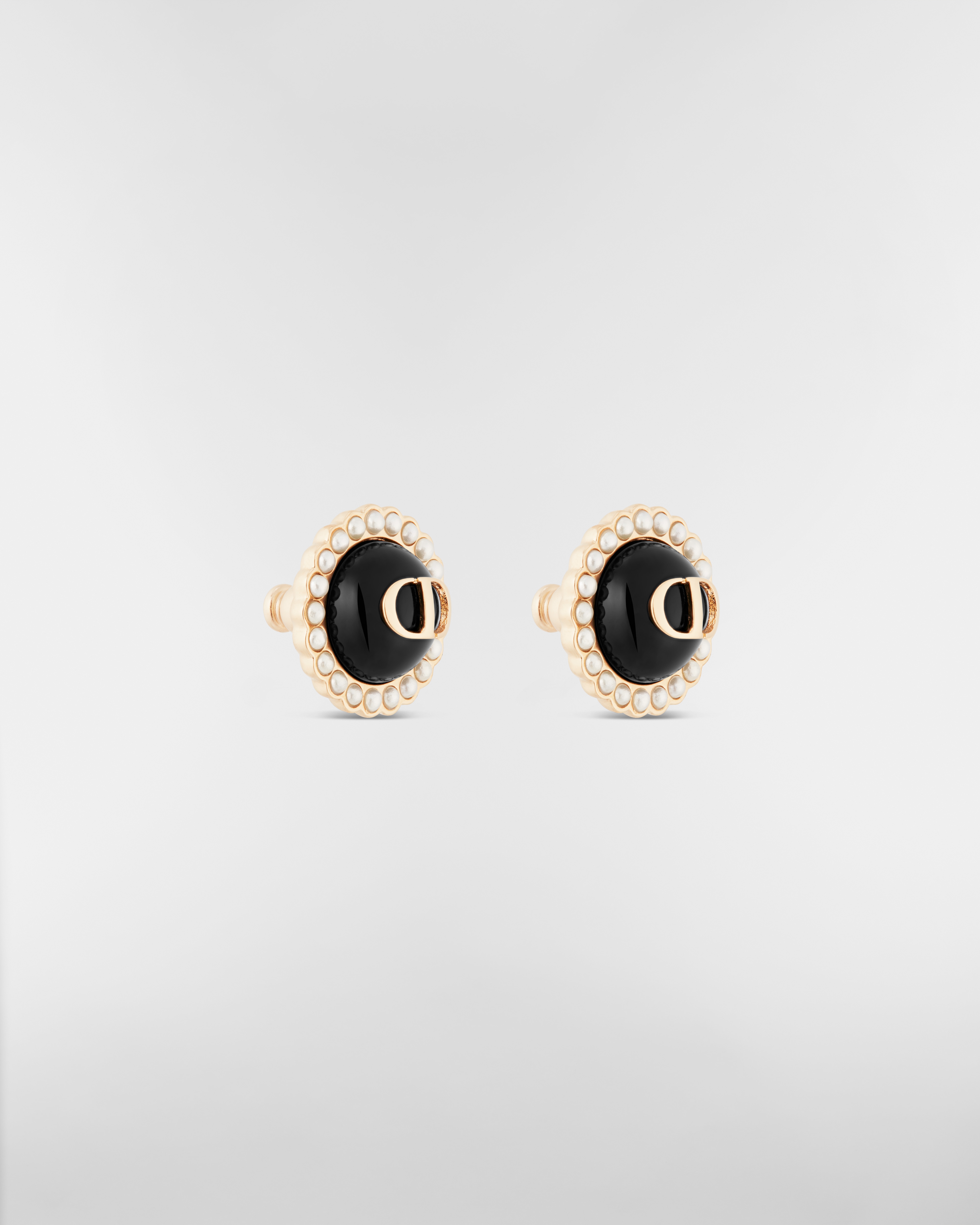 Petit CD Baroque 耳钉 金色饰面金属、白色树脂珠饰和黑色玻璃装饰 E03