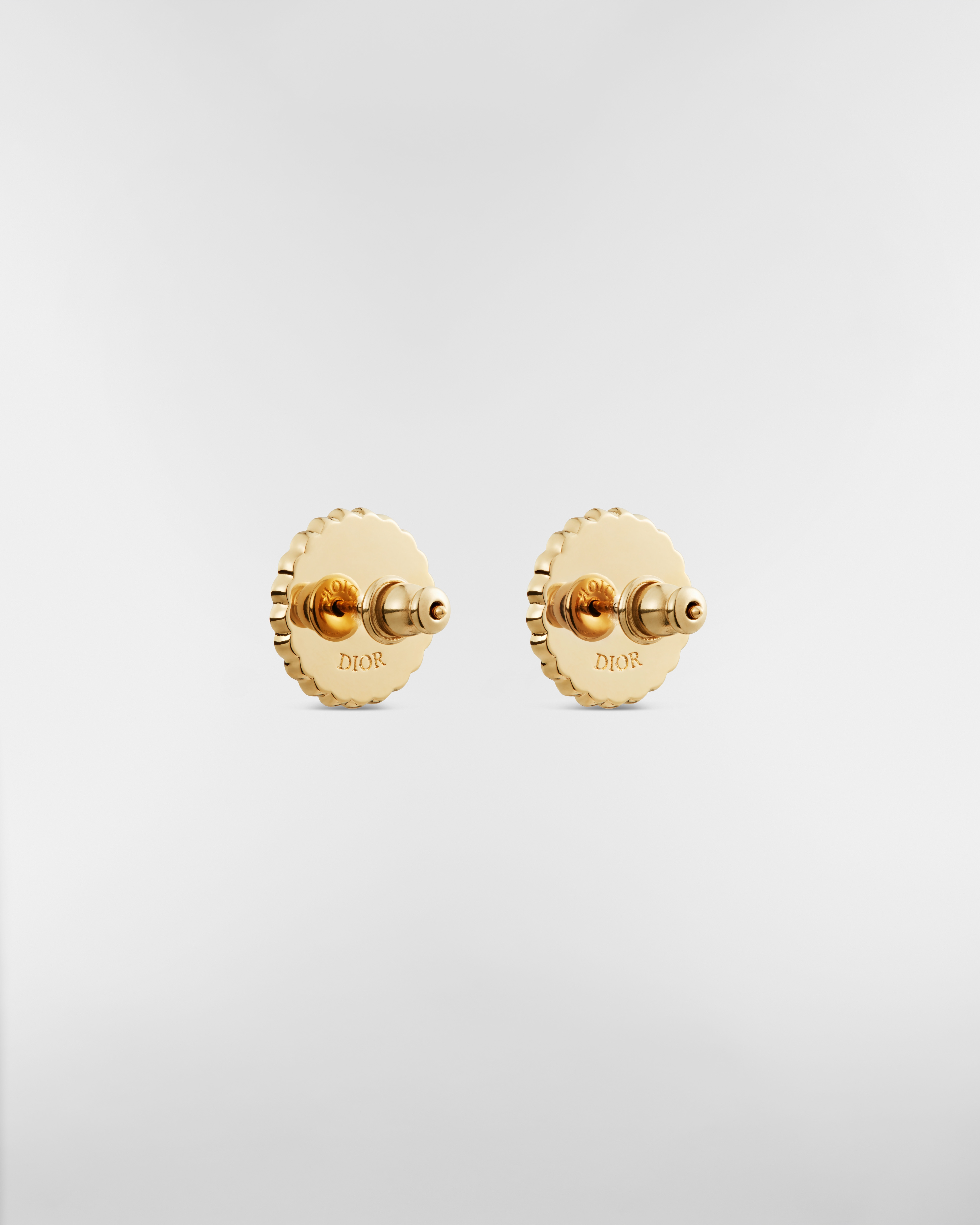 Petit CD Baroque 耳钉 金色饰面金属、白色树脂珠饰和黑色玻璃装饰 E05