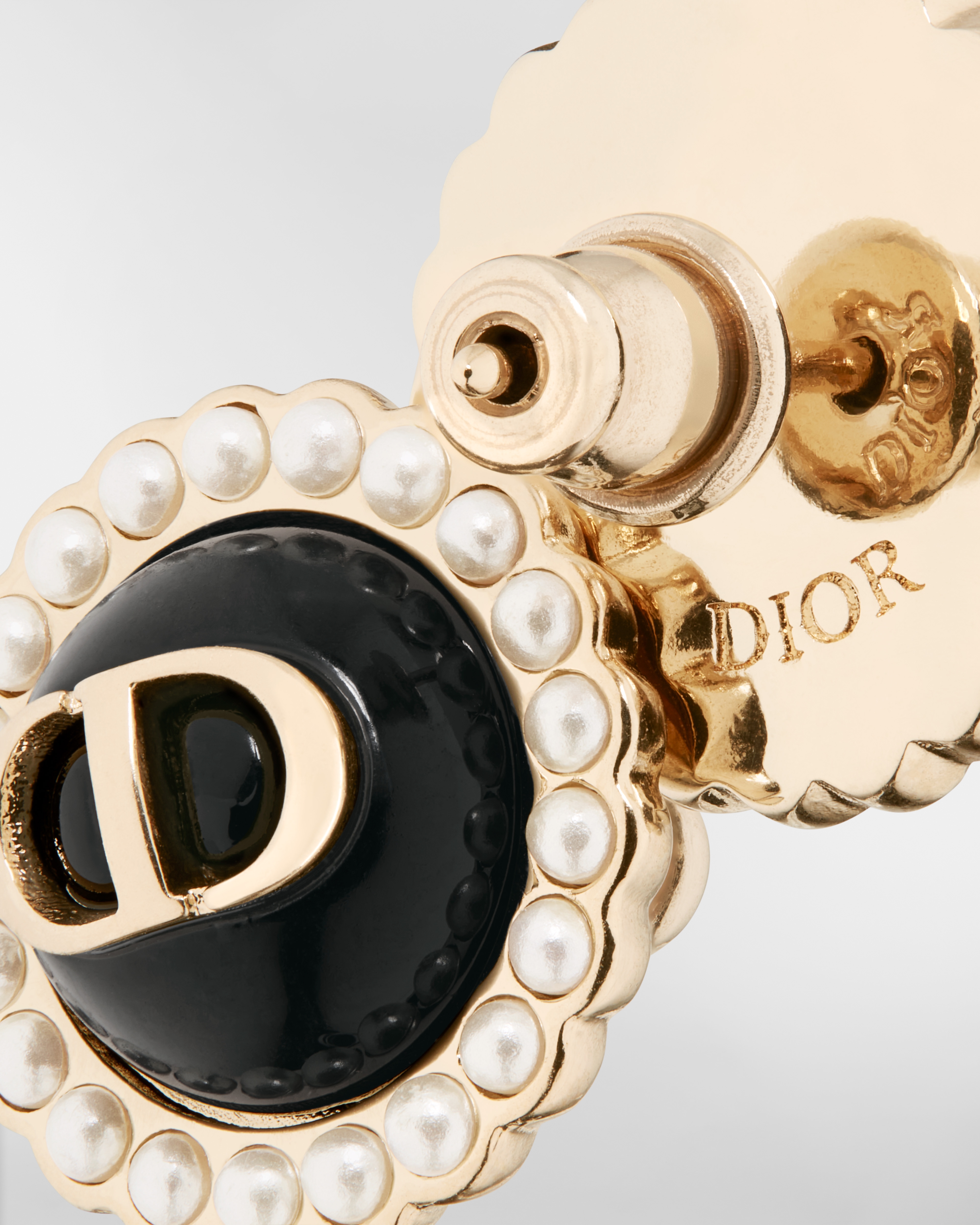 Petit CD Baroque 耳钉 金色饰面金属、白色树脂珠饰和黑色玻璃装饰 E09