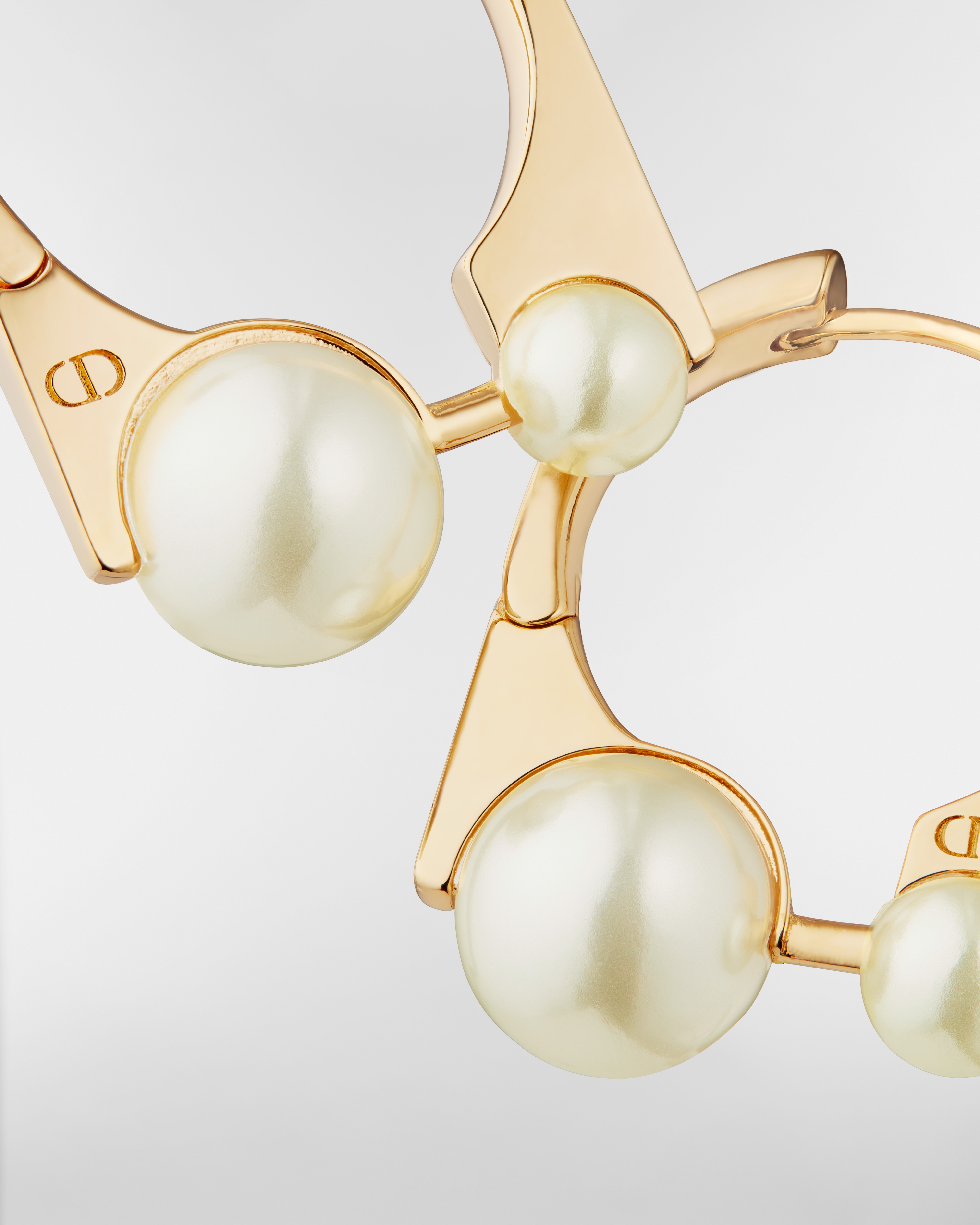 中号 Dior Tribales New Look 耳环 金色饰面金属和白色树脂珠饰 E09