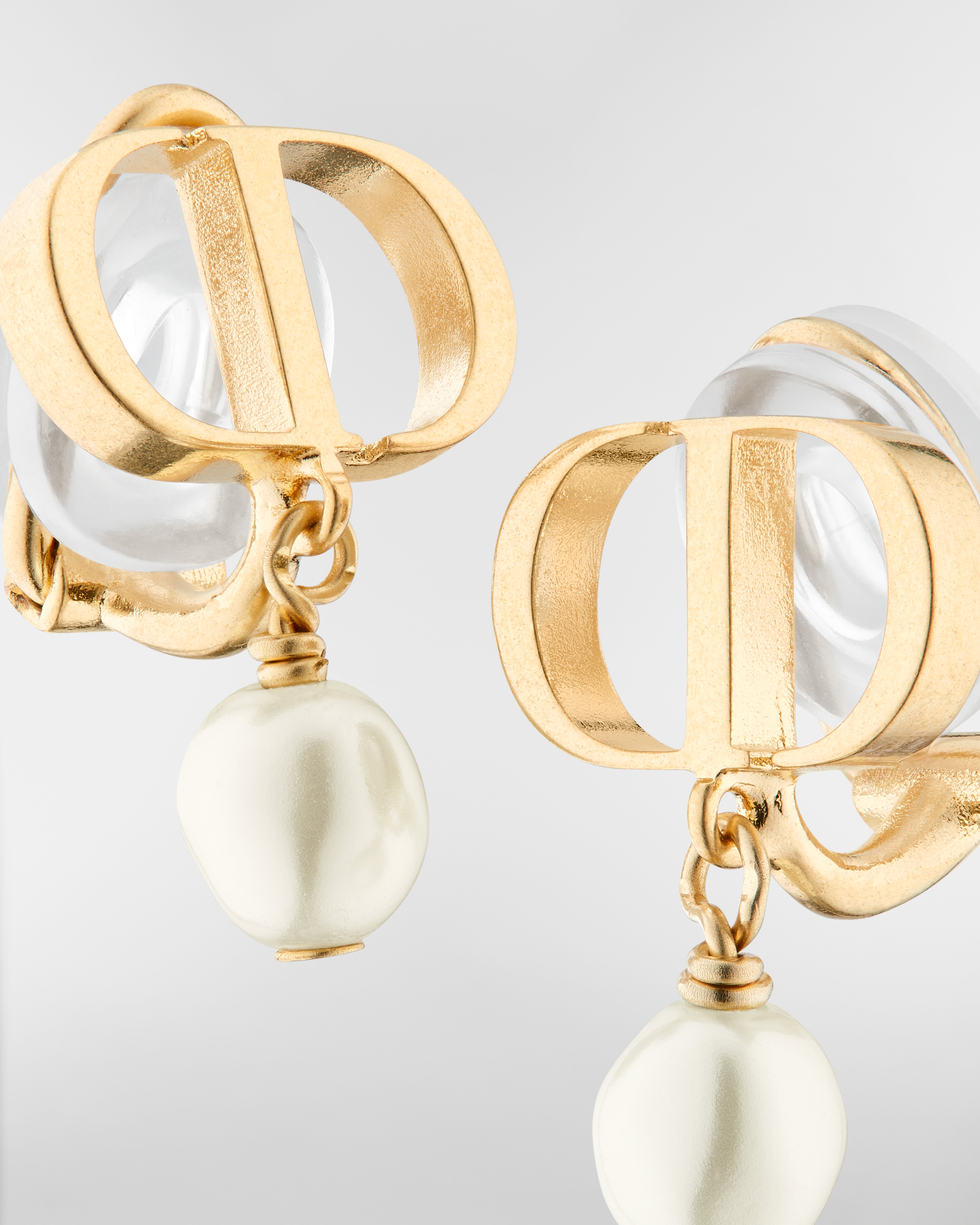 Petit CD 夹式耳环 金色饰面金属和白色树脂珠饰 E09