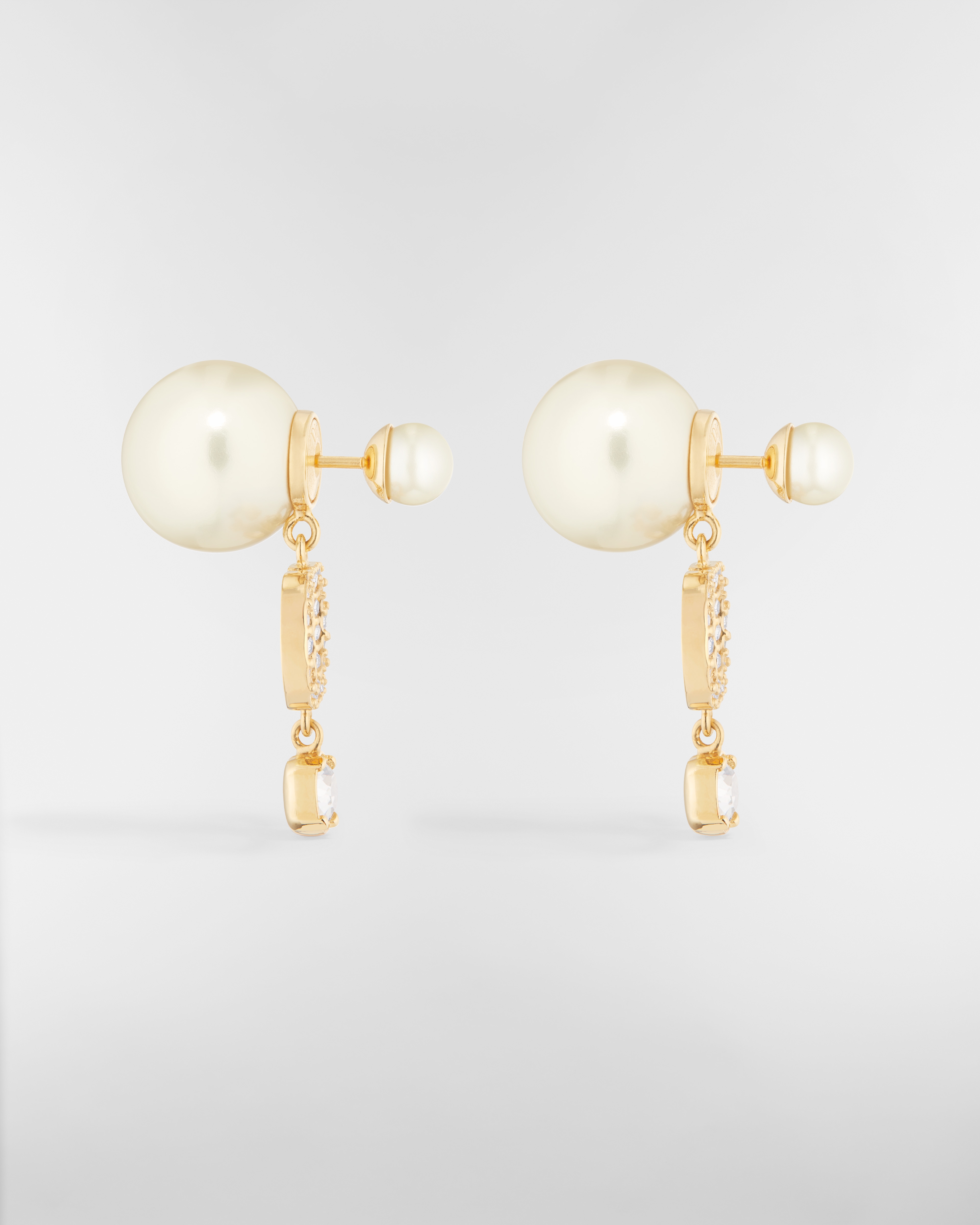 Dior Tribales 耳环 金色饰面金属、白色树脂珠饰和白色晶体装饰 E02