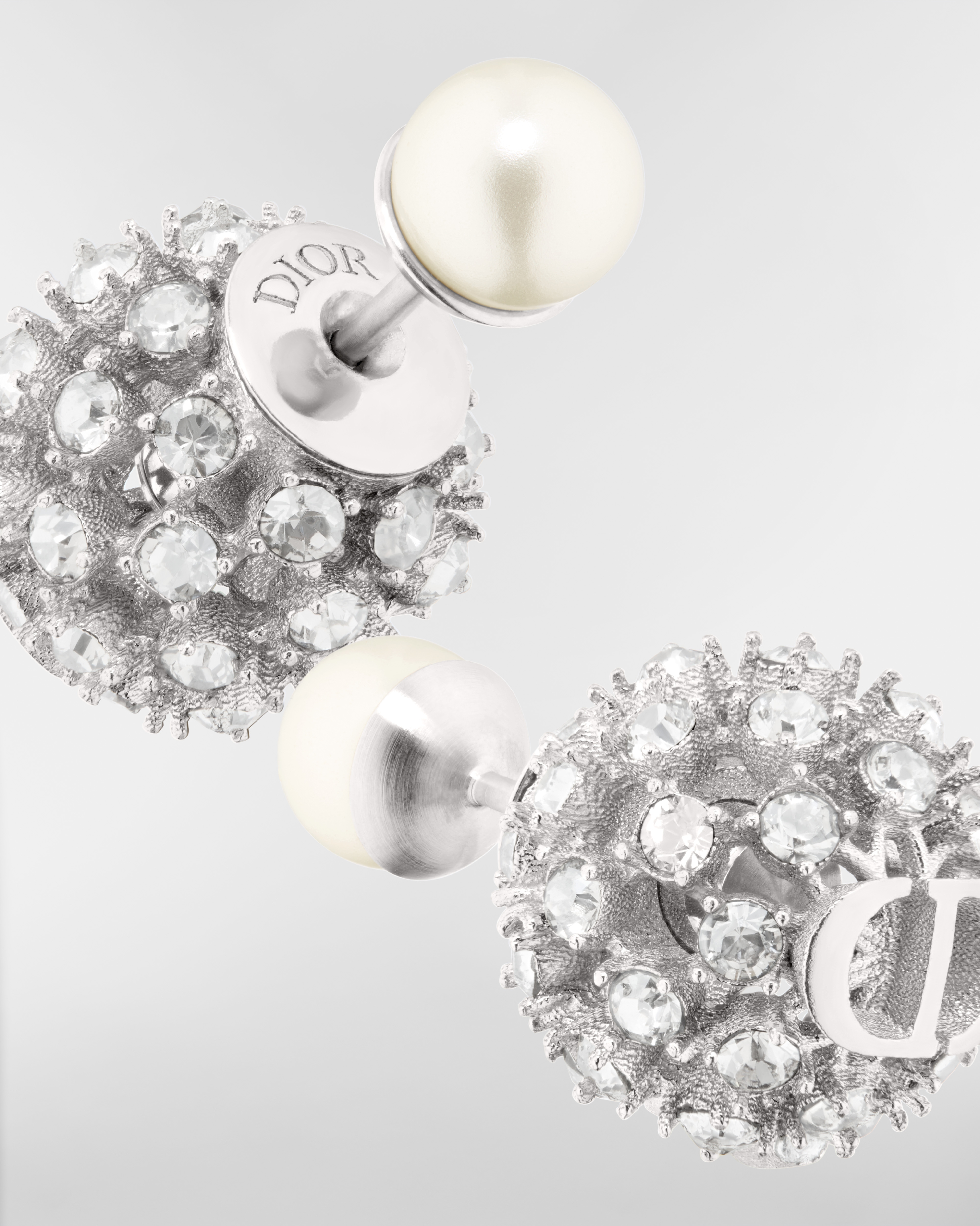 Dior Tribales 耳环 银色饰面金属搭配白色树脂珠饰和银色调晶体装饰 E09