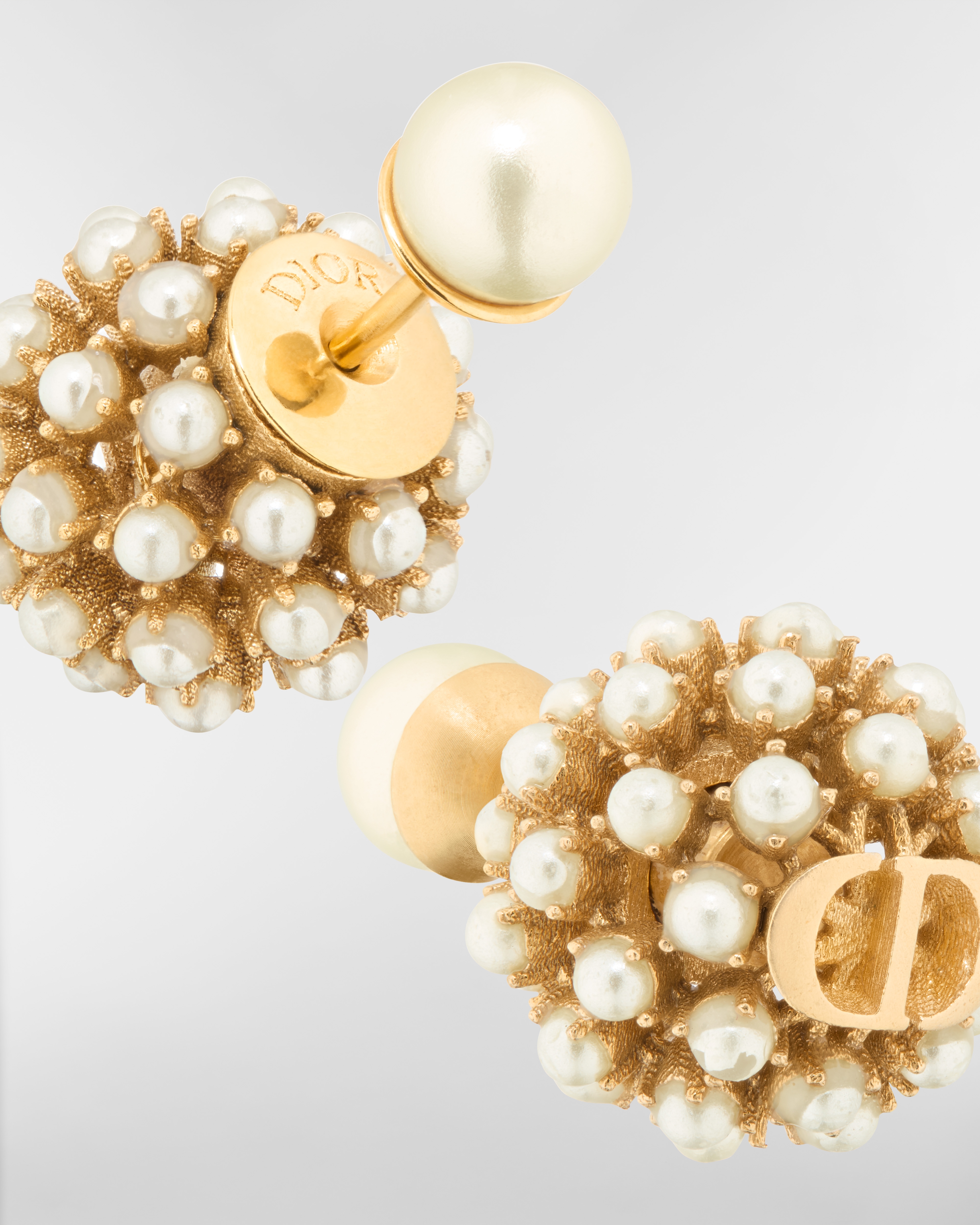 Dior Tribales 耳环 金色饰面金属和白色树脂珠饰 E09