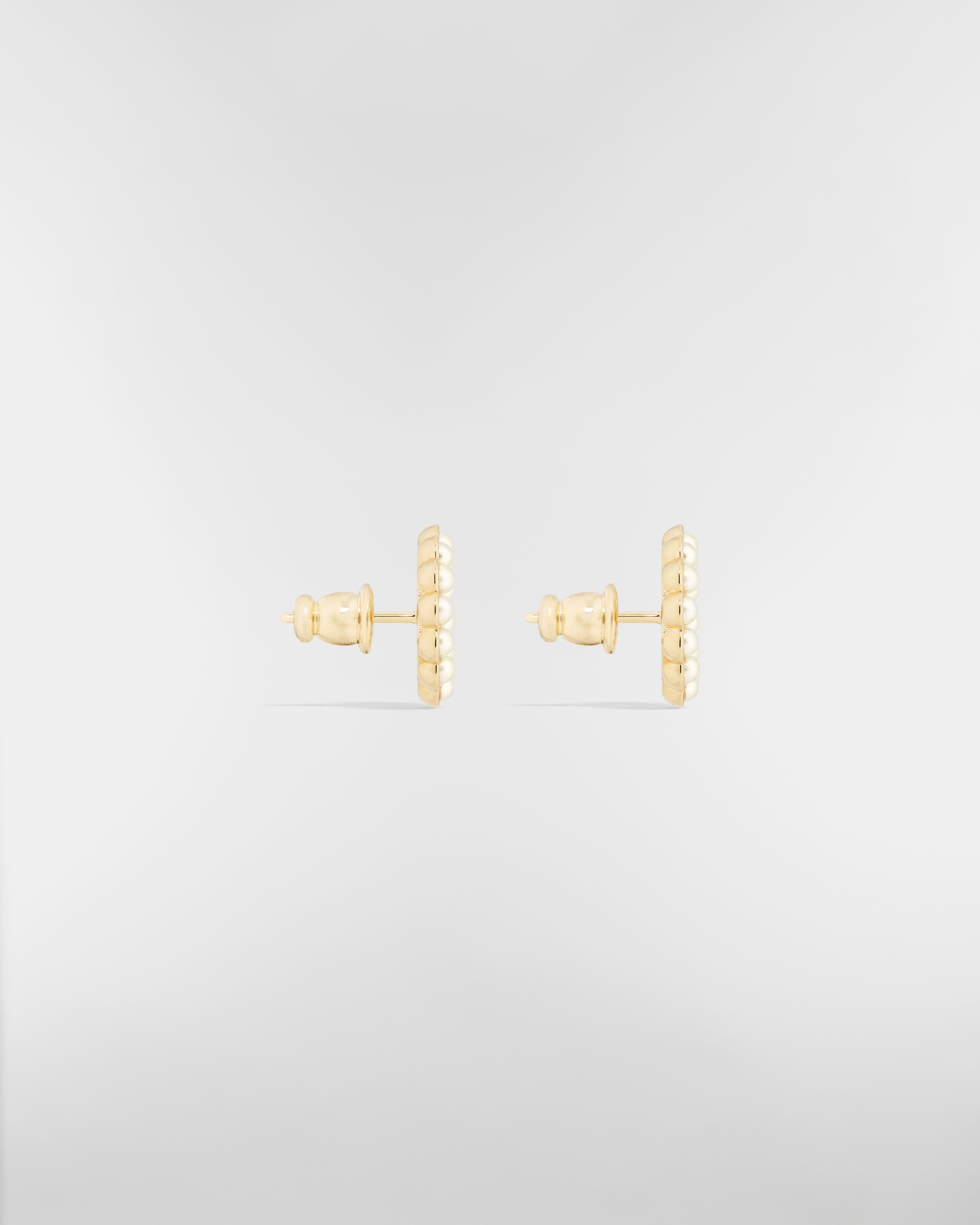 Petit CD Circle 耳钉 金色饰面金属和白色树脂珠饰 E02