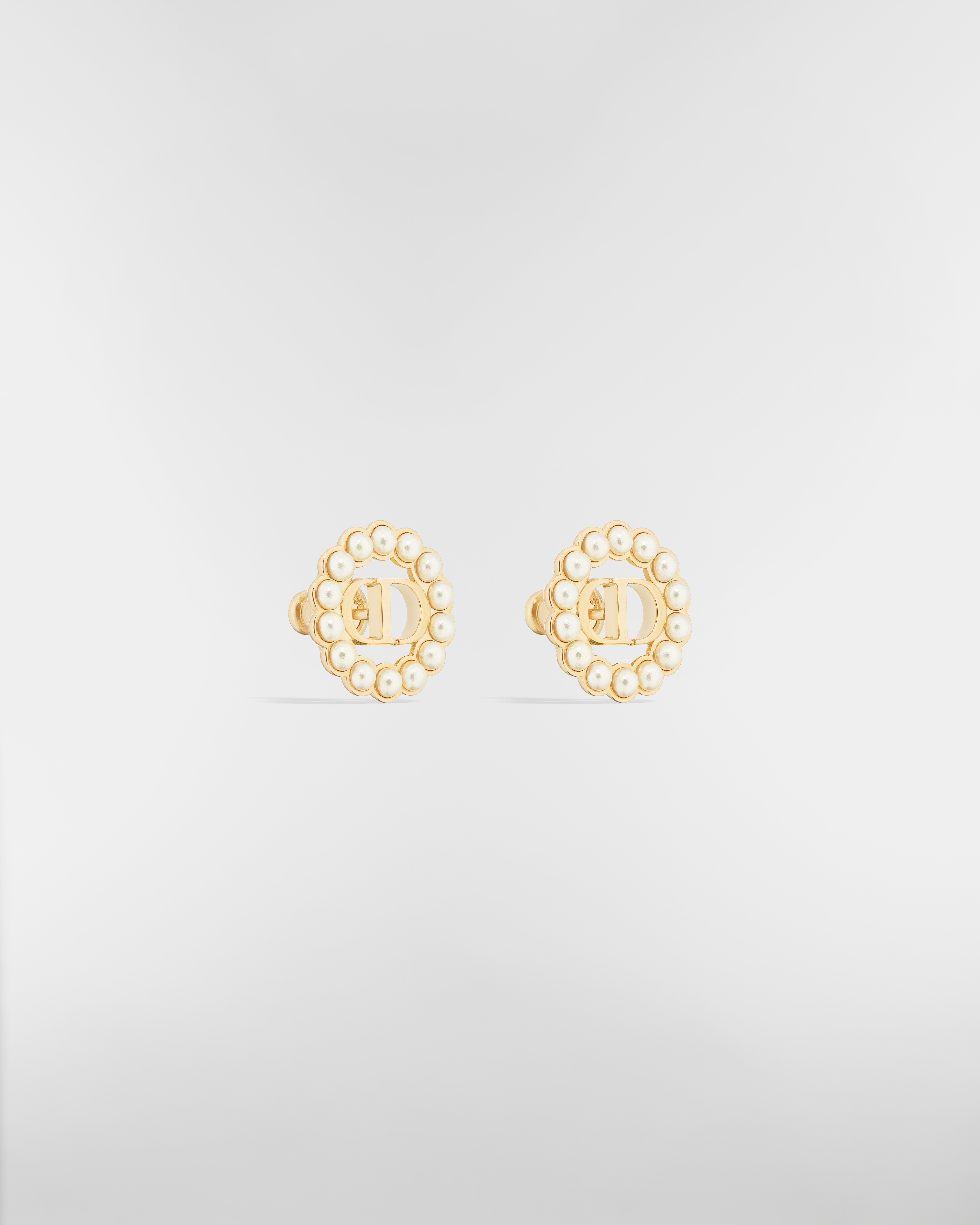 Petit CD Circle 耳钉 金色饰面金属和白色树脂珠饰 E03