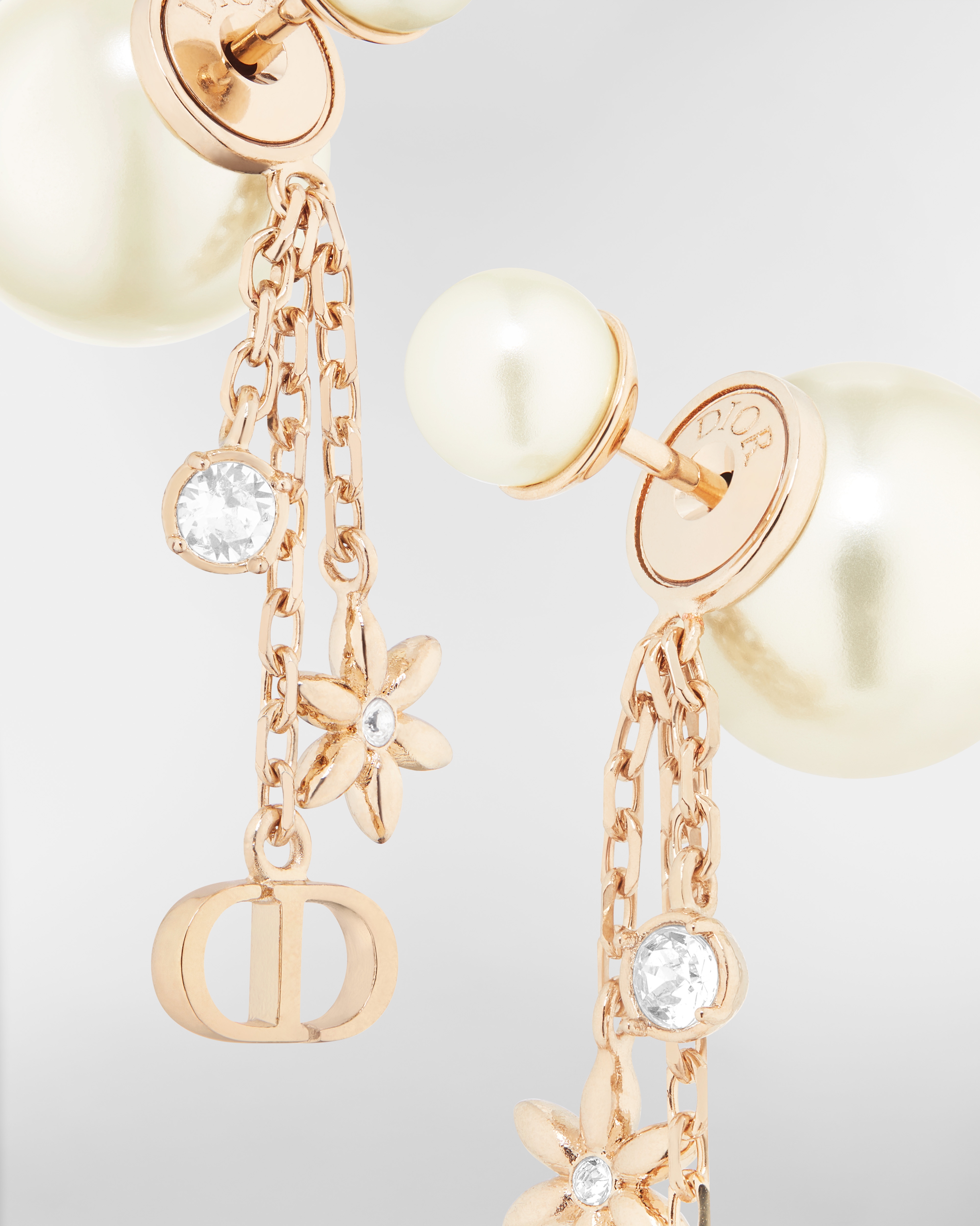 Dior Tribales 耳环 浅金色饰面金属、白色树脂珠饰和银色调晶体装饰 E09