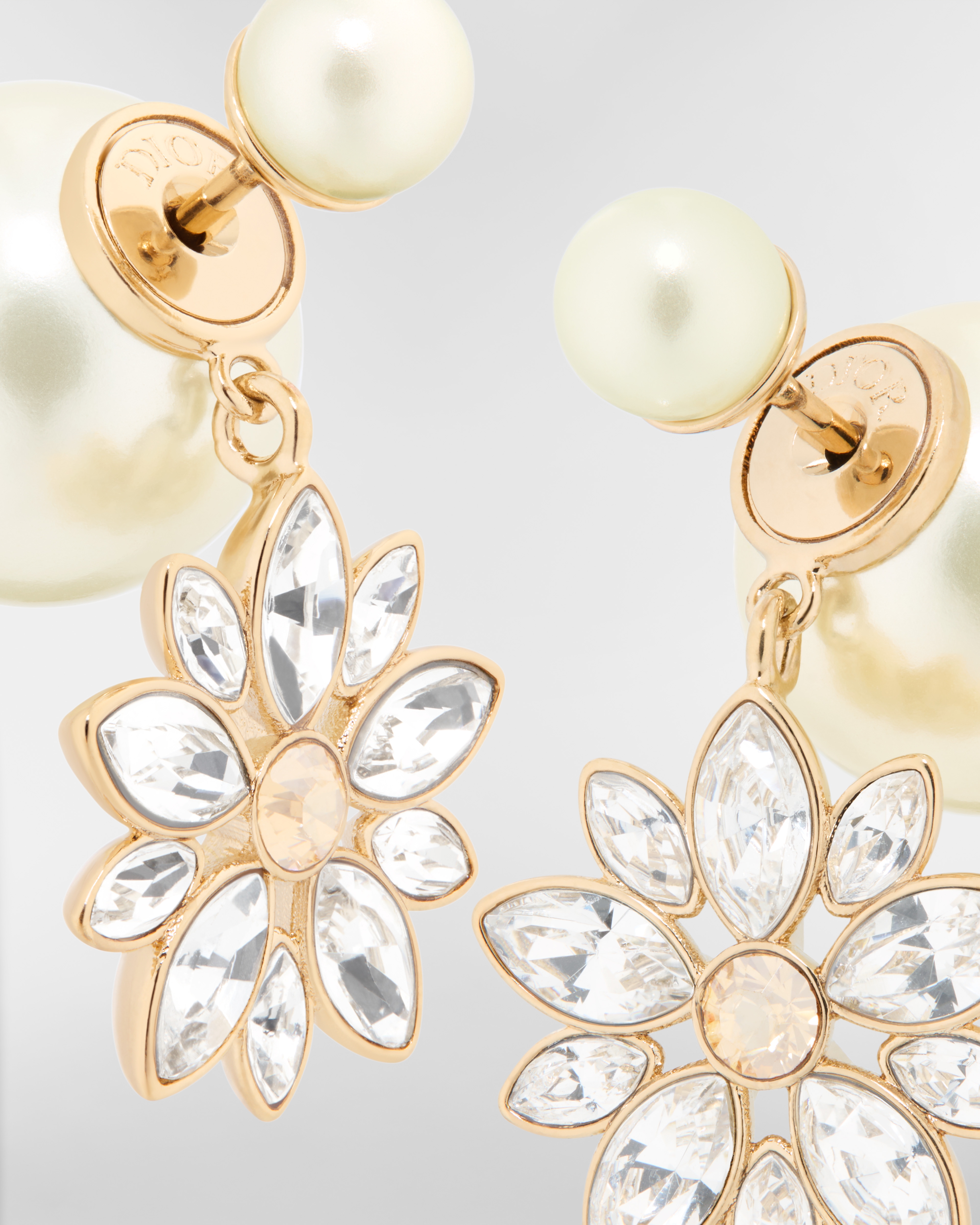 Dior Tribales 耳环 浅金色饰面金属搭配白色树脂珠饰、金色和银色调晶体装饰 E09