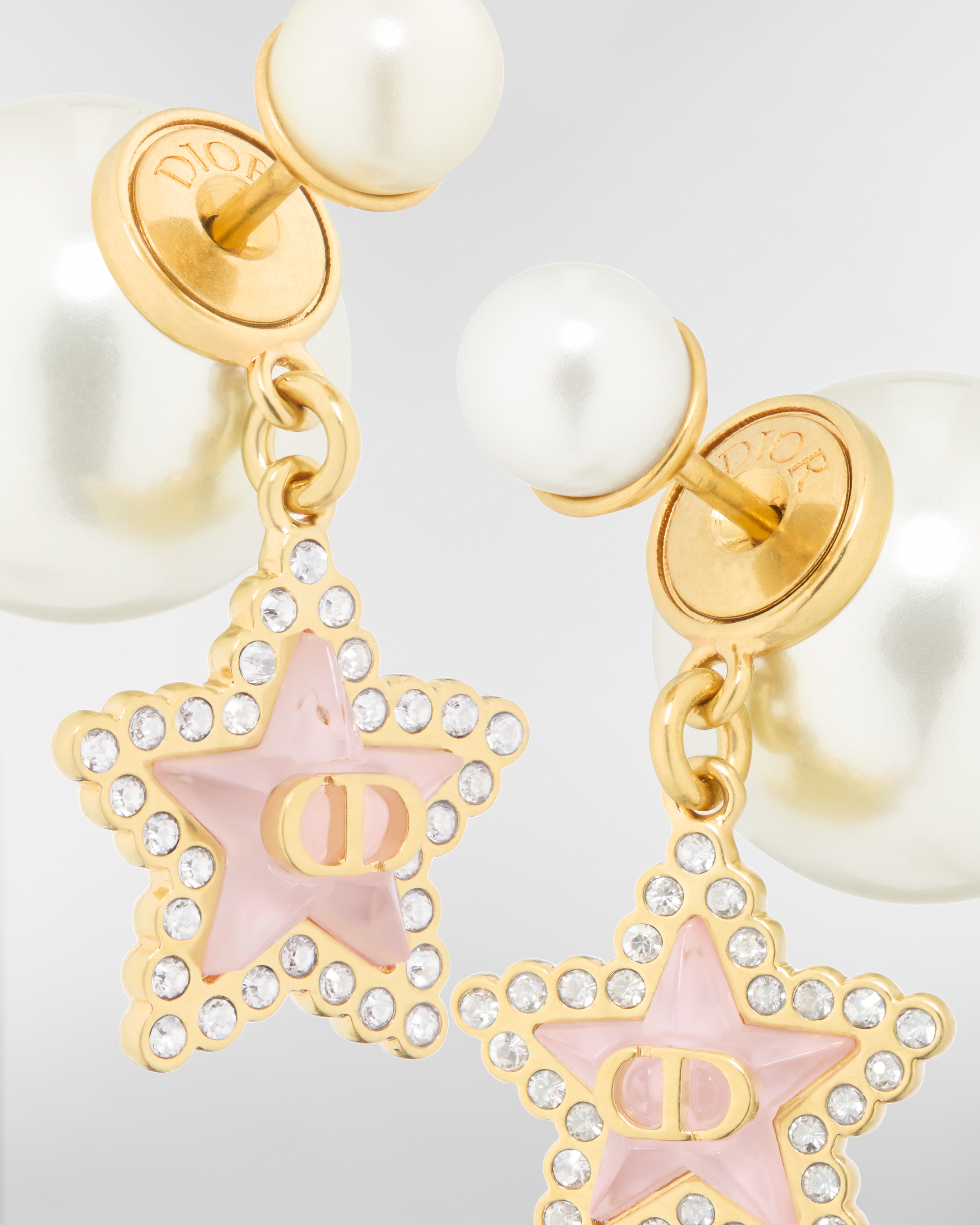 Dior Tribales 耳环 金色饰面金属、白色树脂珠饰、银色调晶体和马卡龙粉色玻璃装饰 E09