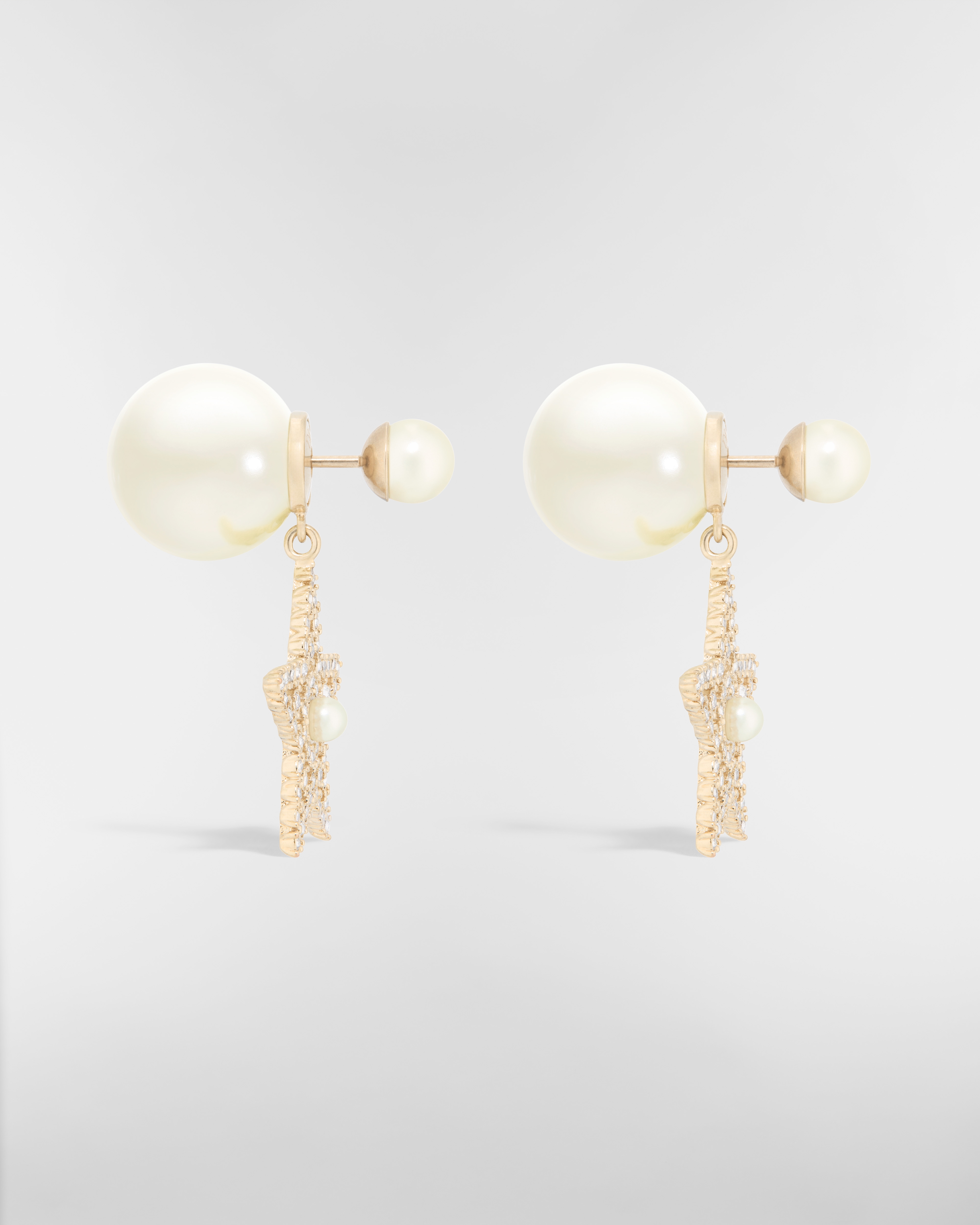 Dior Tribales 耳环 浅金色饰面金属、白色树脂珠饰和银色调晶体装饰 E02