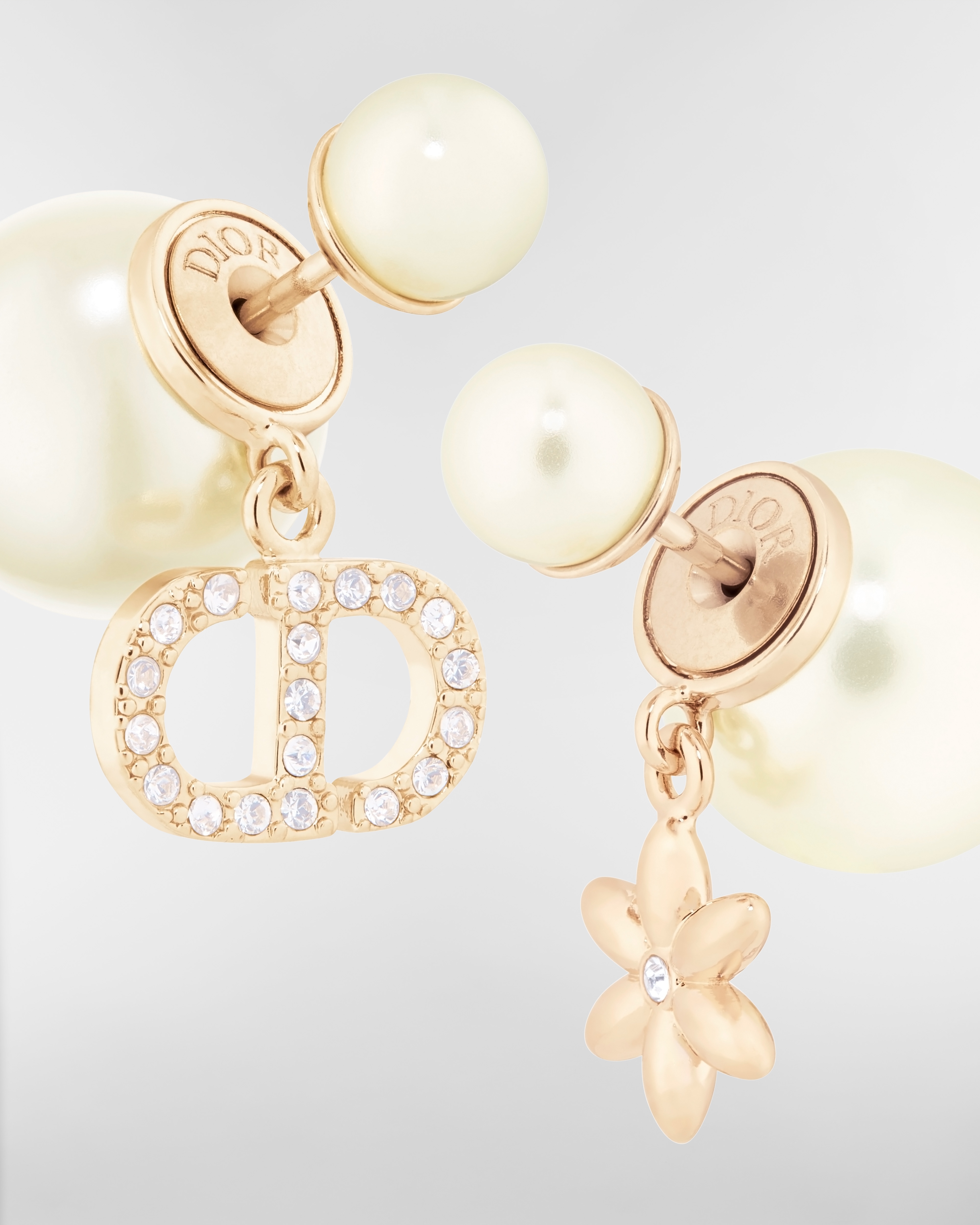 Dior Tribales 耳环 浅金色饰面金属、白色树脂珠饰和银色调晶体装饰 E09