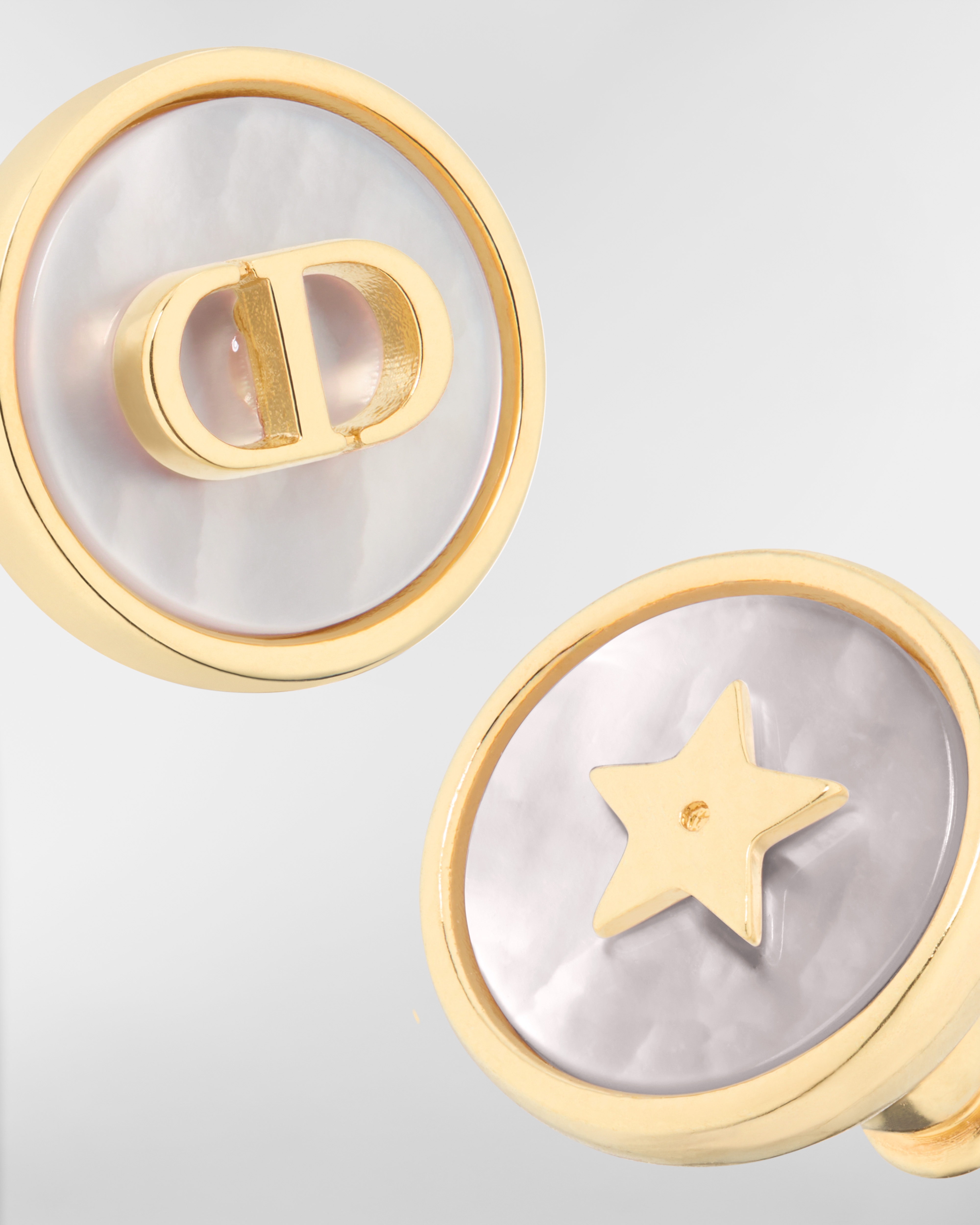 D-Luck 耳钉 金色饰面金属和白色珍珠母贝装饰 E09