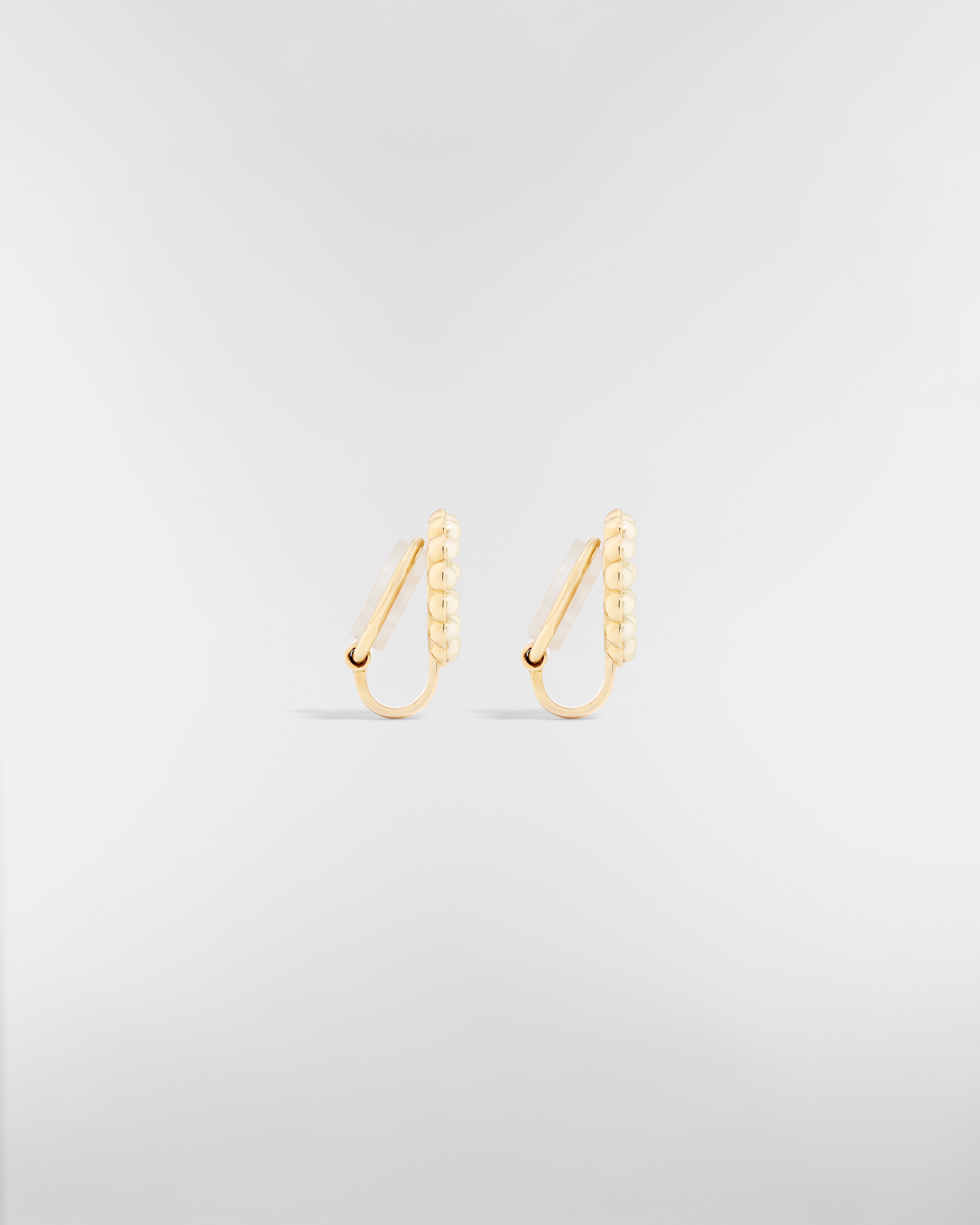 Petit CD Circle 夹式耳钉 金色饰面金属和白色树脂珠饰 E02