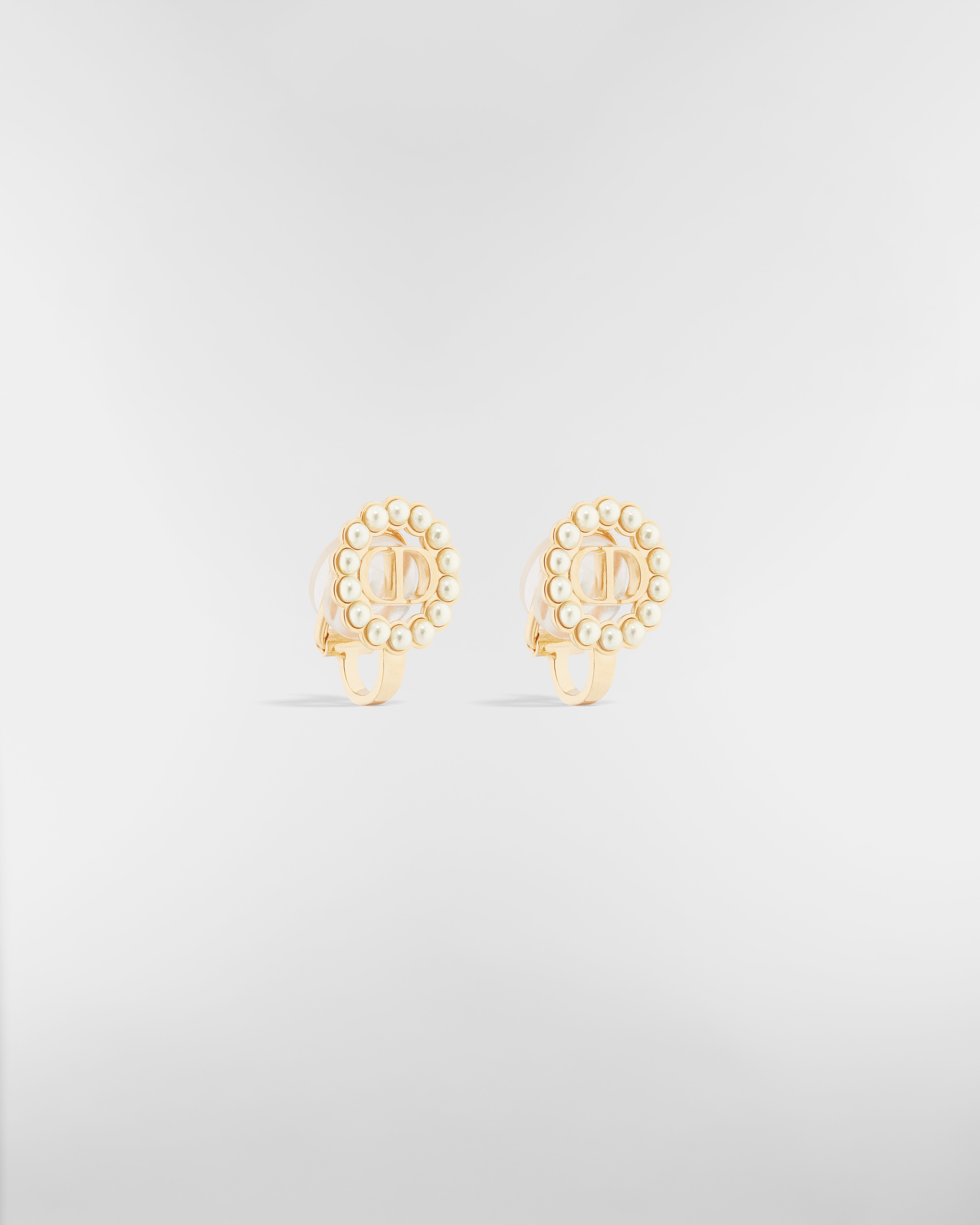 Petit CD Circle 夹式耳钉 金色饰面金属和白色树脂珠饰 E03