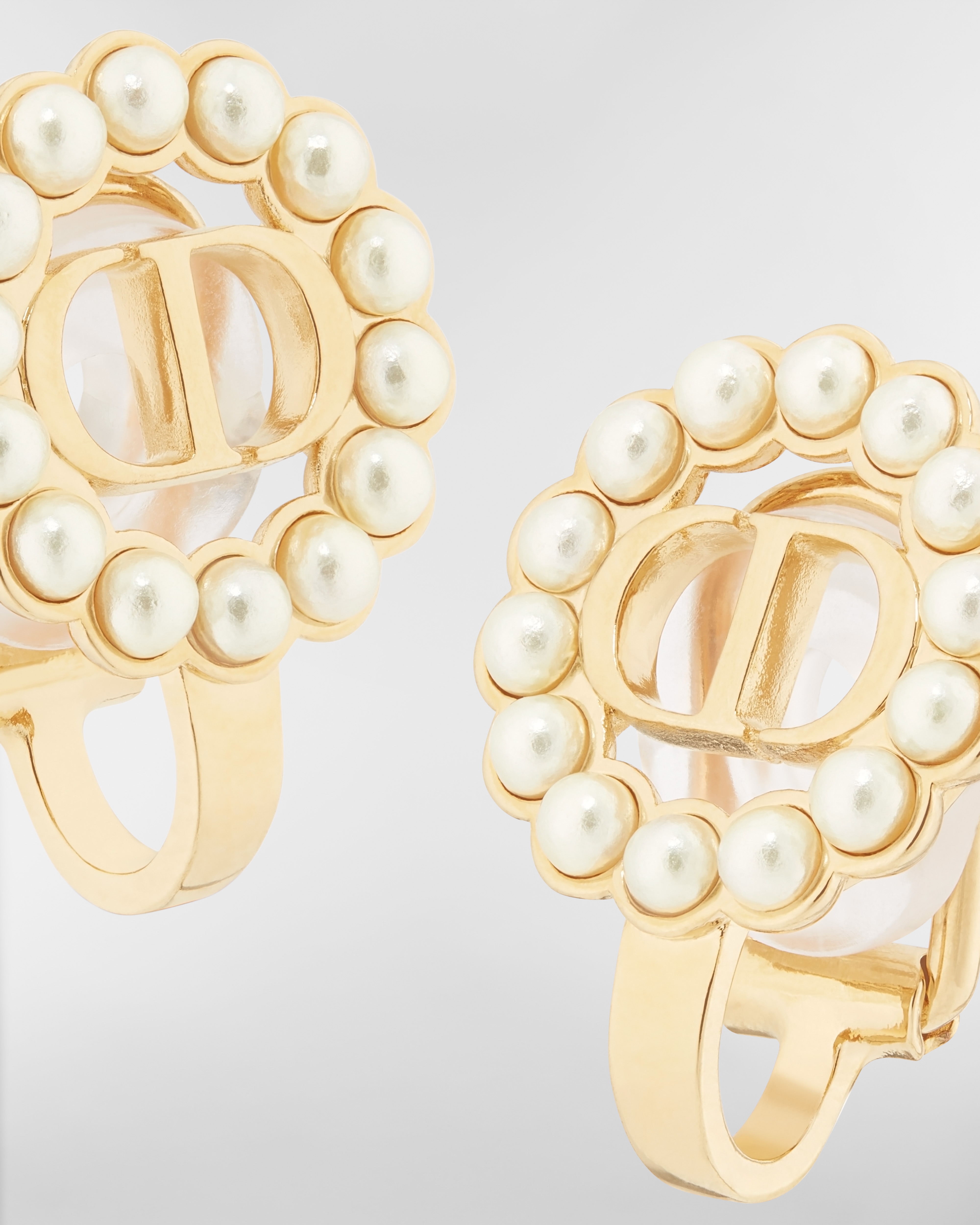 Petit CD Circle 夹式耳钉 金色饰面金属和白色树脂珠饰 E09