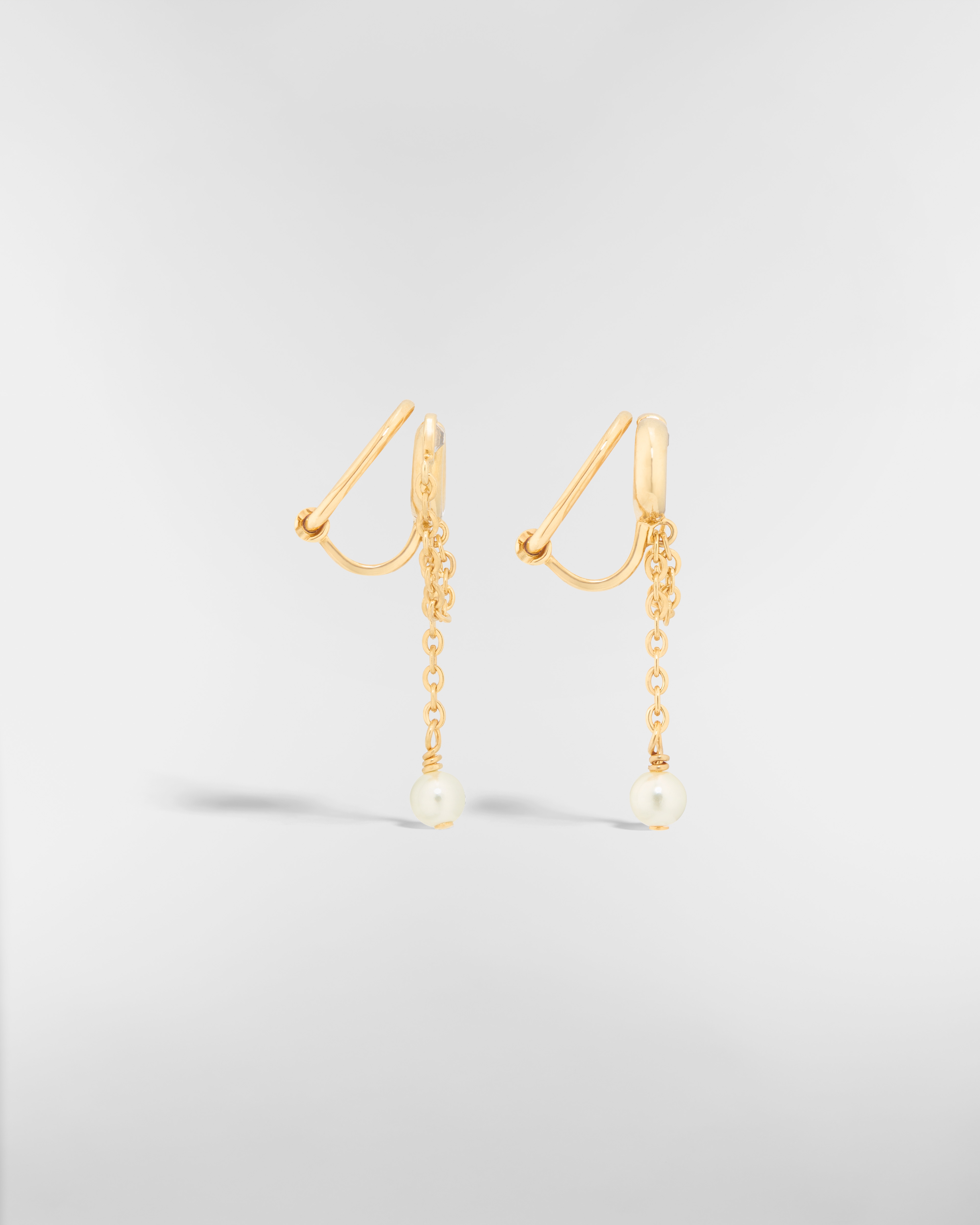 CD Navy 夹式耳环 金色饰面金属、白色树脂珠饰和银色调晶体装饰 E02