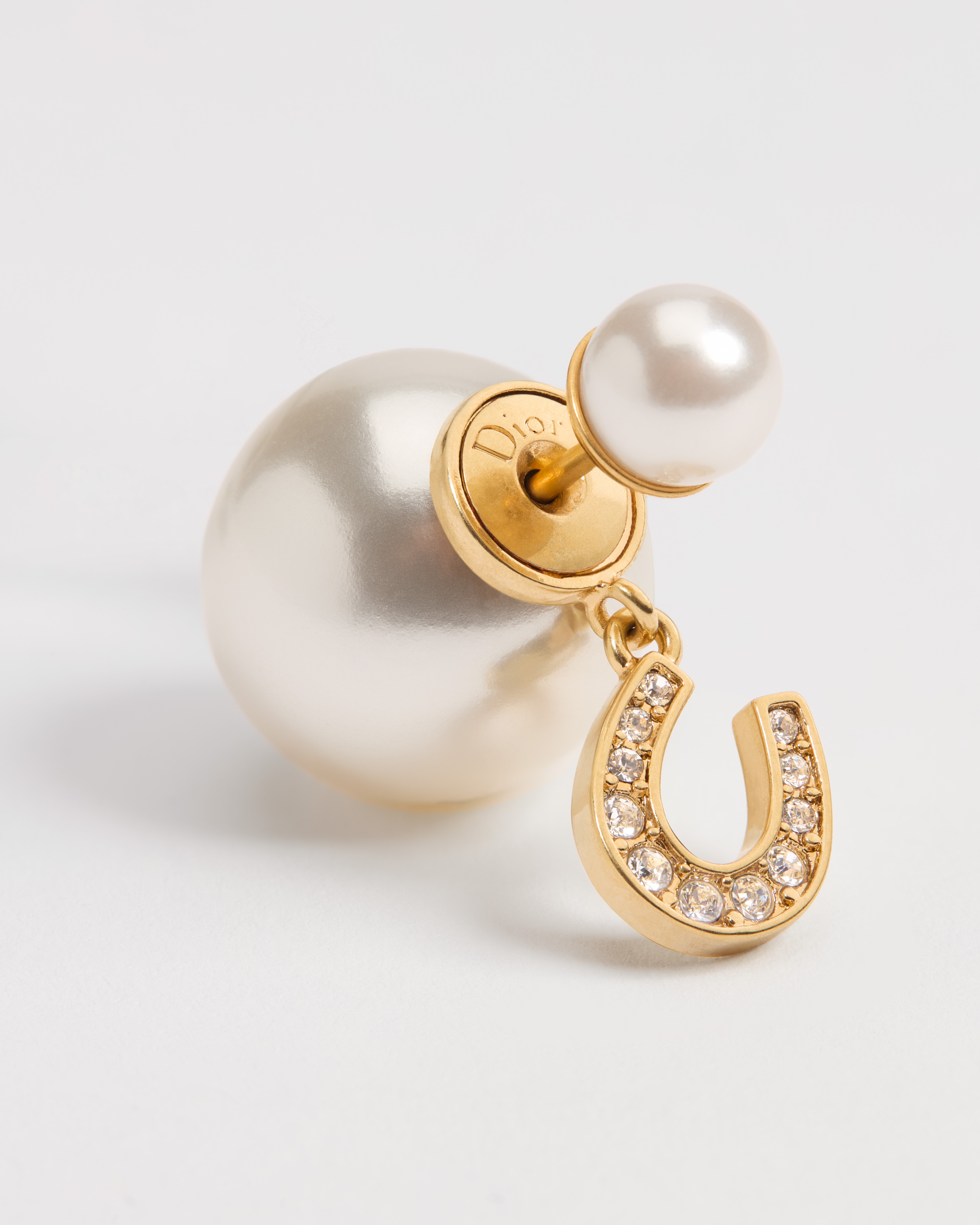 Lucky Dior – Dior Tribales 耳环 金色饰面金属、白色树脂珠饰和白色晶体装饰 E09
