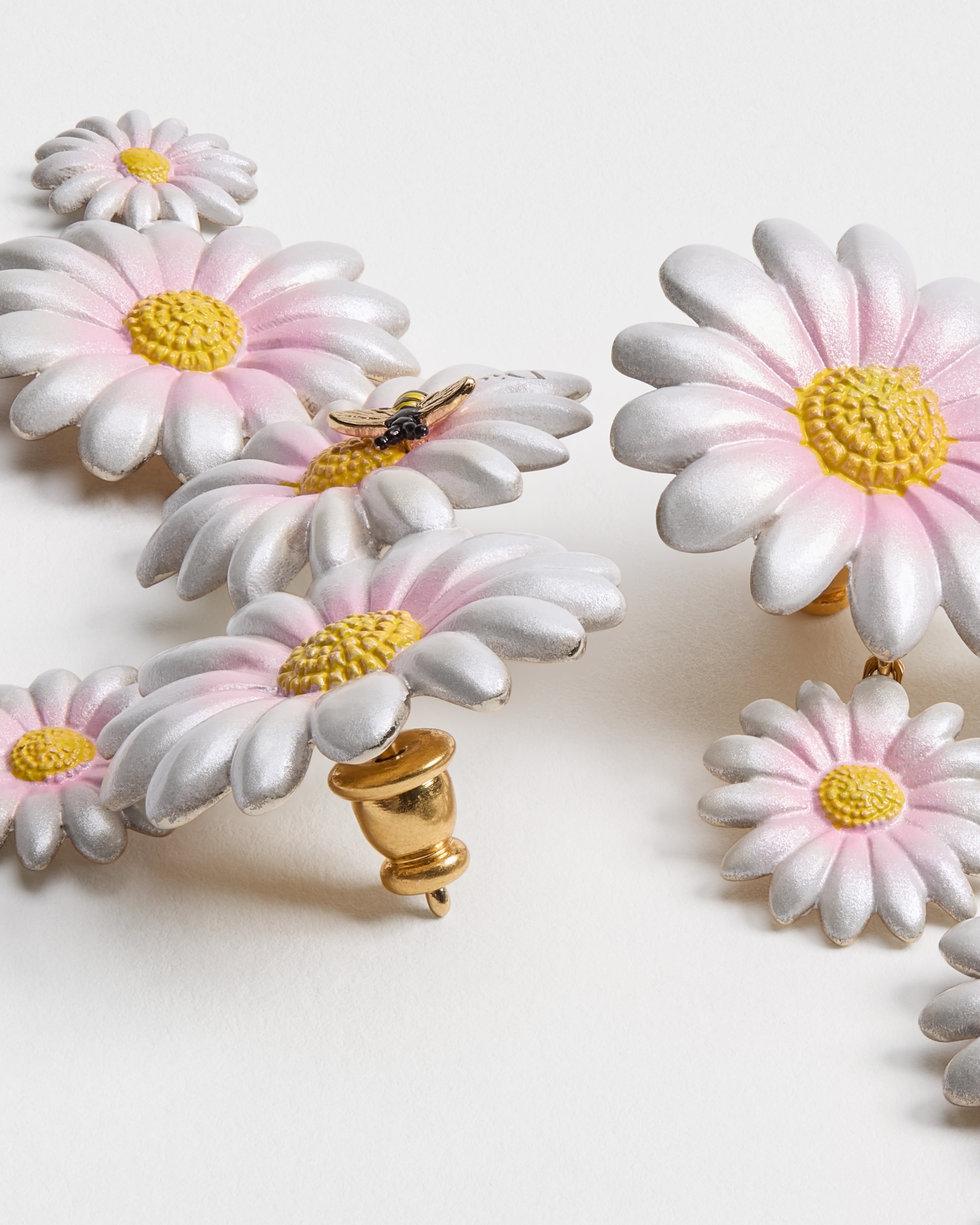 Dior Daisy 耳环 金色饰面金属和多色涂漆装饰 E06