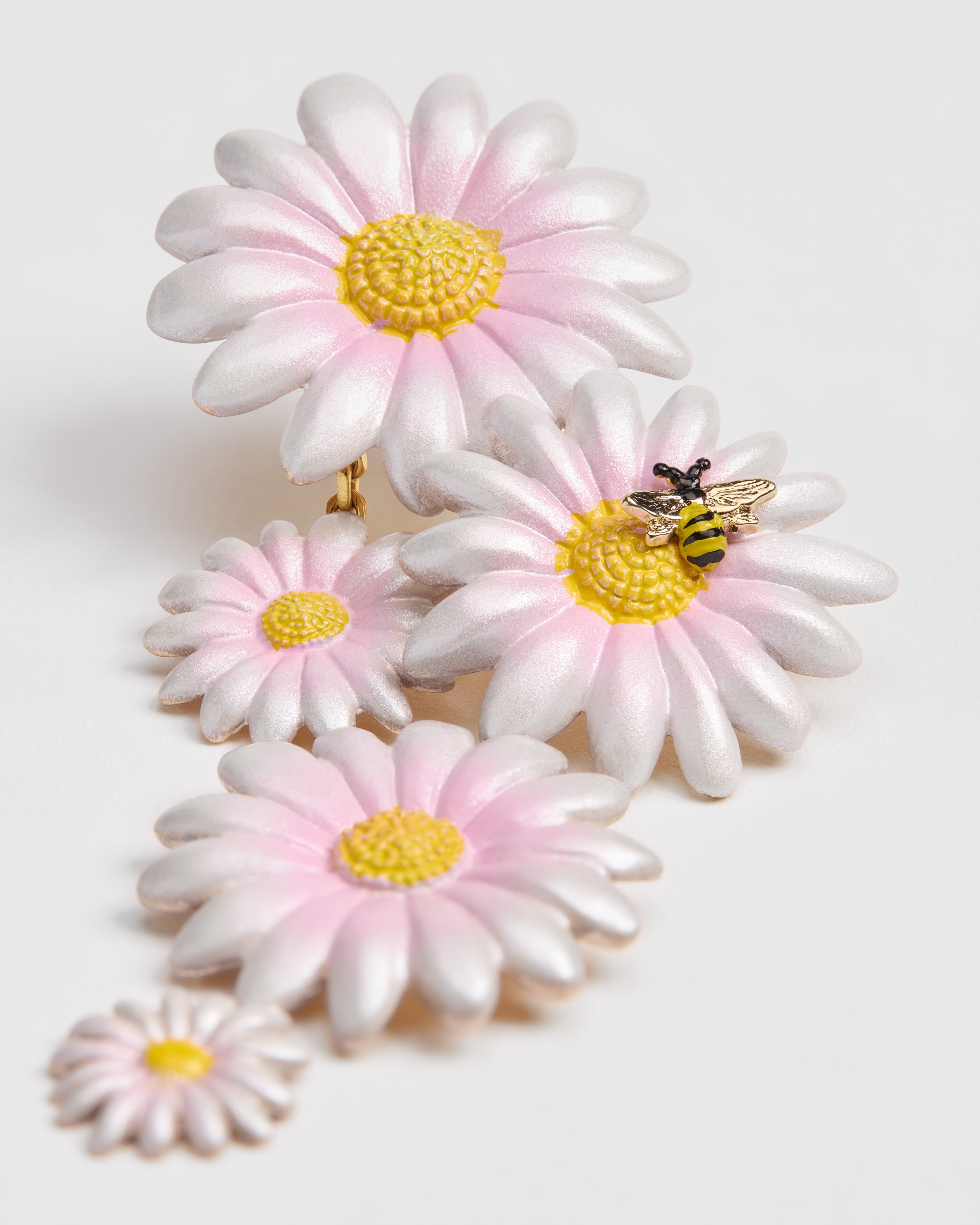 Dior Daisy 耳环 金色饰面金属和多色涂漆装饰 E09