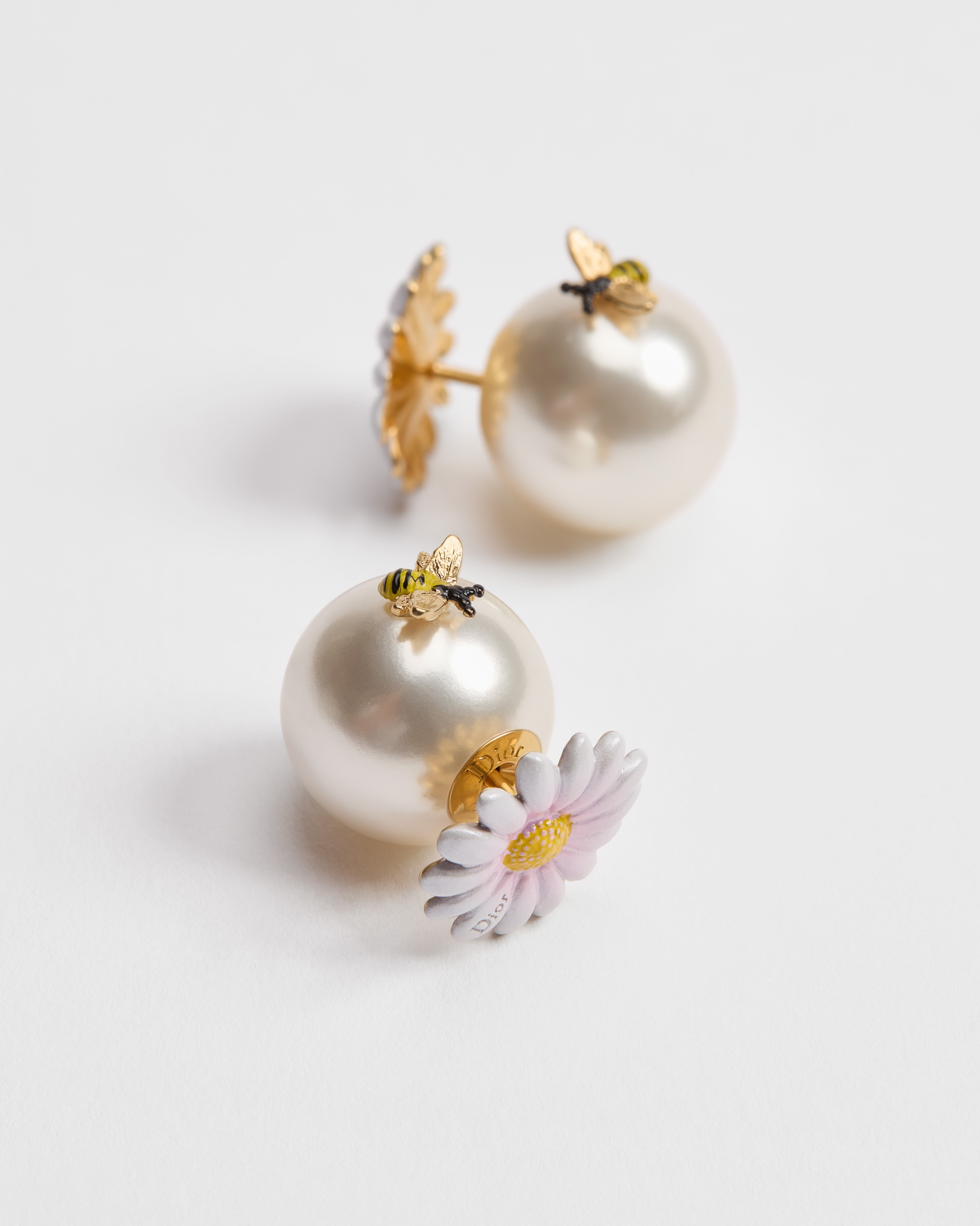 Dior Daisy Dior Tribales 耳环 金色饰面金属、白色树脂珠饰和多色涂漆装饰 E06