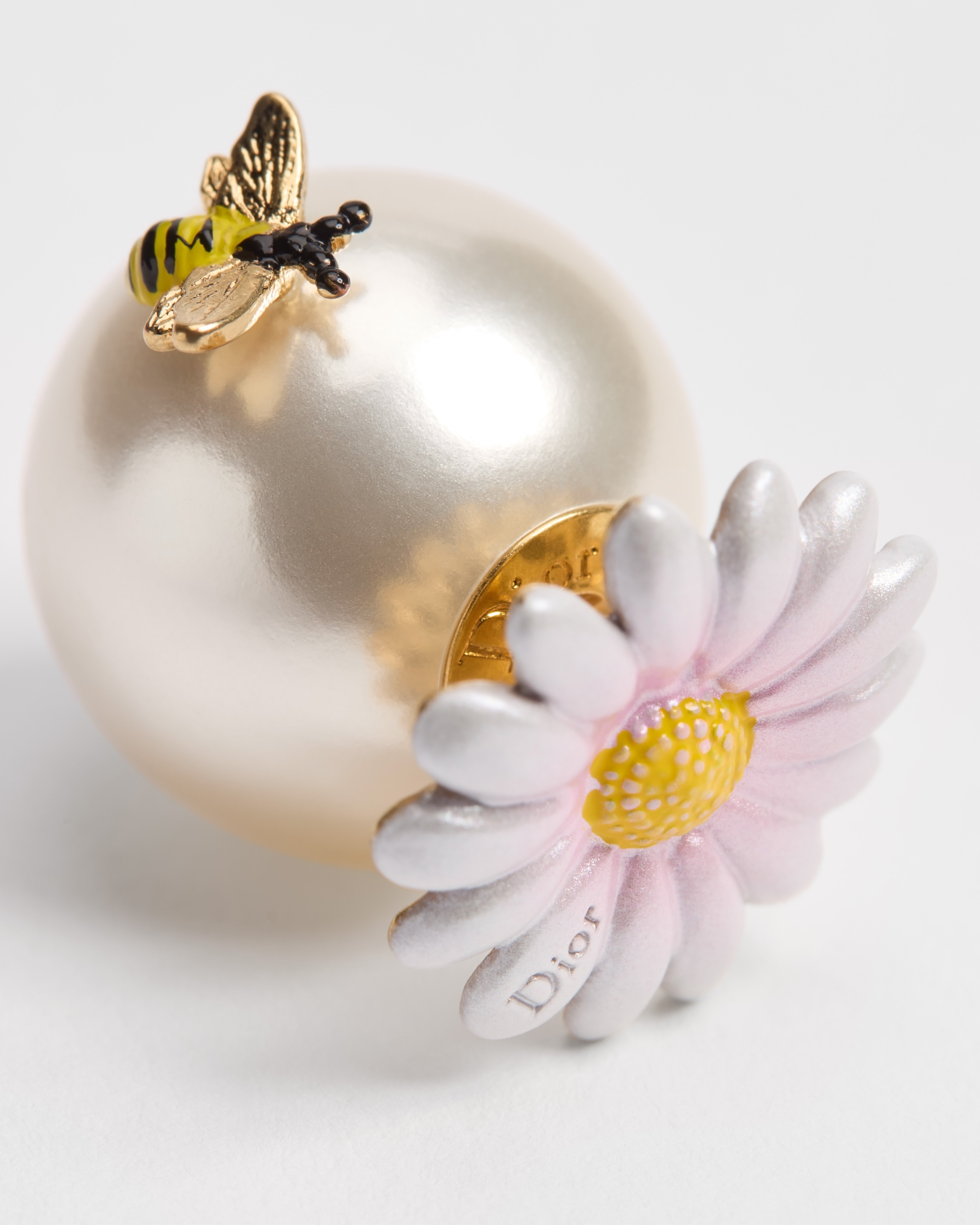 Dior Daisy Dior Tribales 耳环 金色饰面金属、白色树脂珠饰和多色涂漆装饰 E09