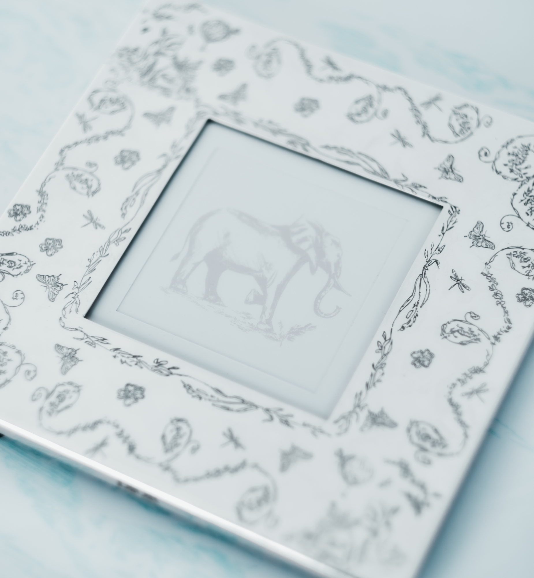 小号镌刻图案相框 银色饰面金属 Innocence 茹伊印花图案 E12