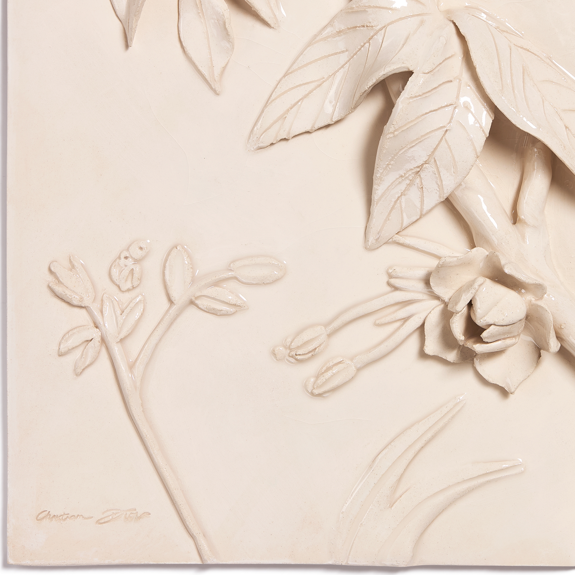 限量版装饰艺术品 米色陶瓷浅浮雕感蓟花图案 E10