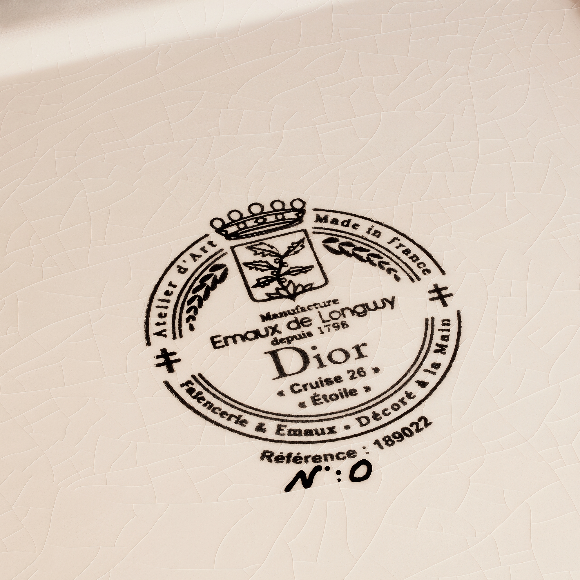 装饰盒 Dior 与 Manufacture des Émaux de Longwy 联名，米白色陶瓷和黑色瓷釉 Dioresque Stella 图案 E11