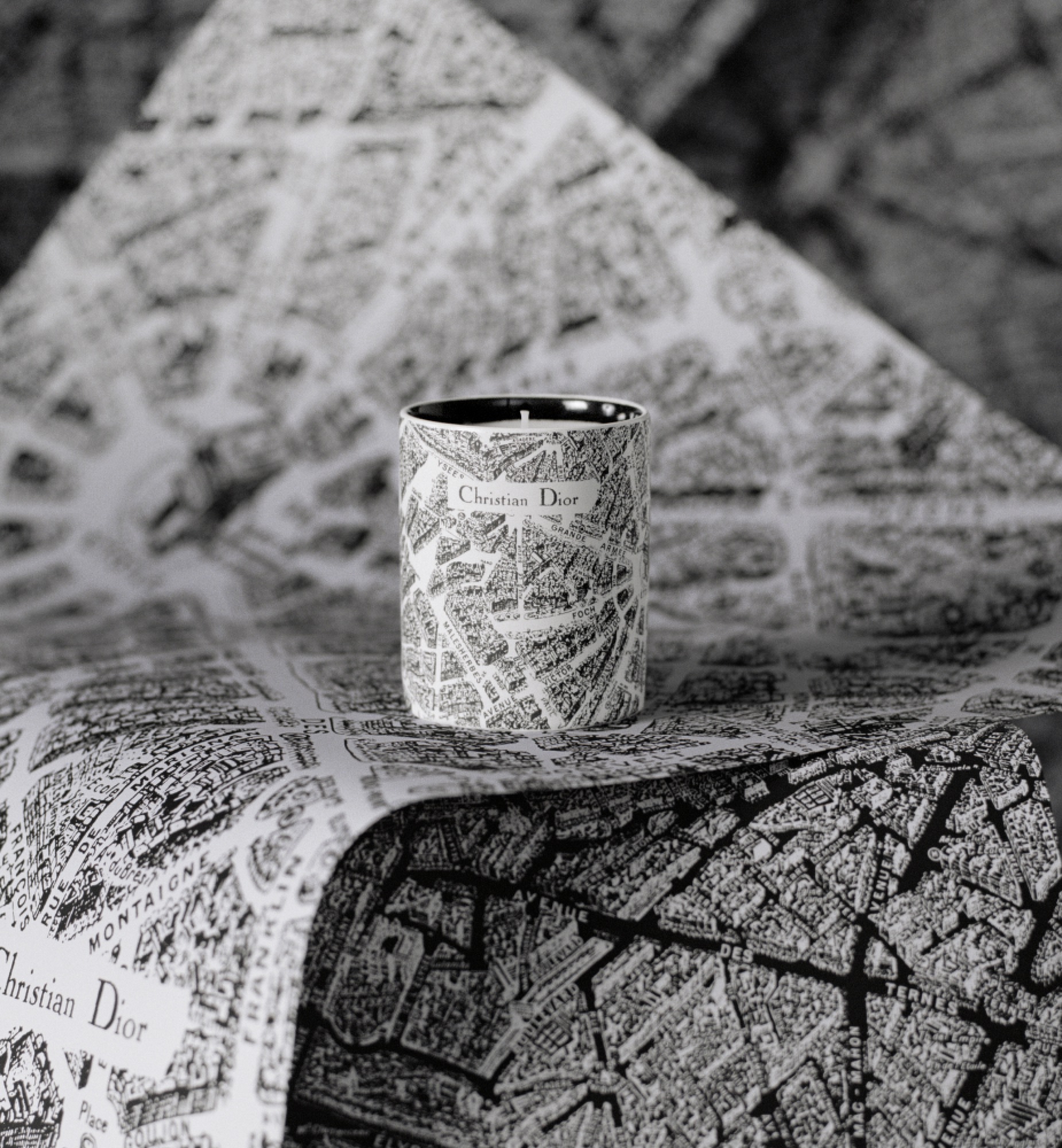 Baies de Rose Bergamote 香氛蜡烛 黑色和白色 Plan de Paris 图案 E12