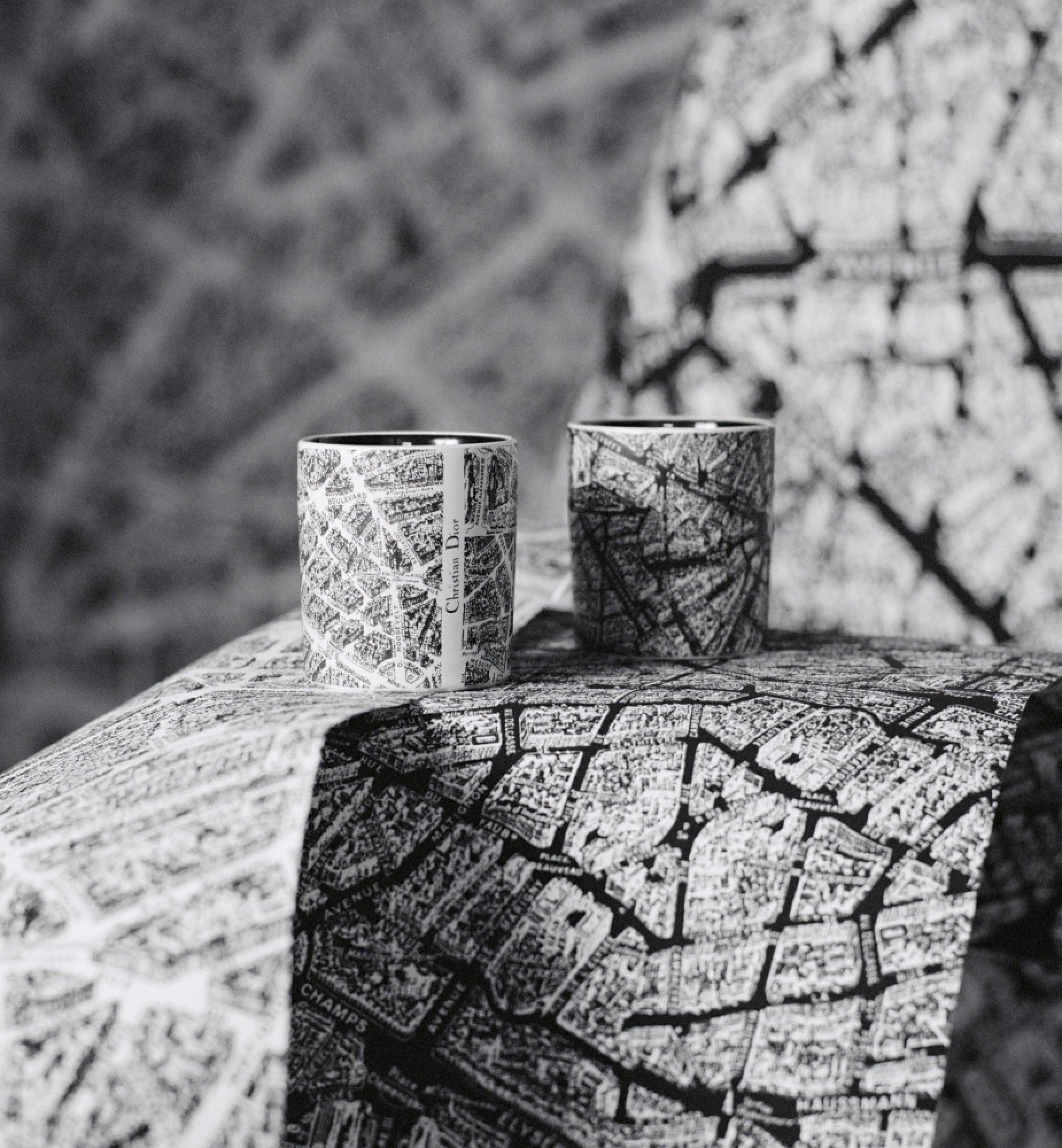 迷你香氛蜡烛两件套装：Baies de Rose Bergamote 和 Orange Mandarine 香氛 黑色和白色 Plan de Paris 图案 E12