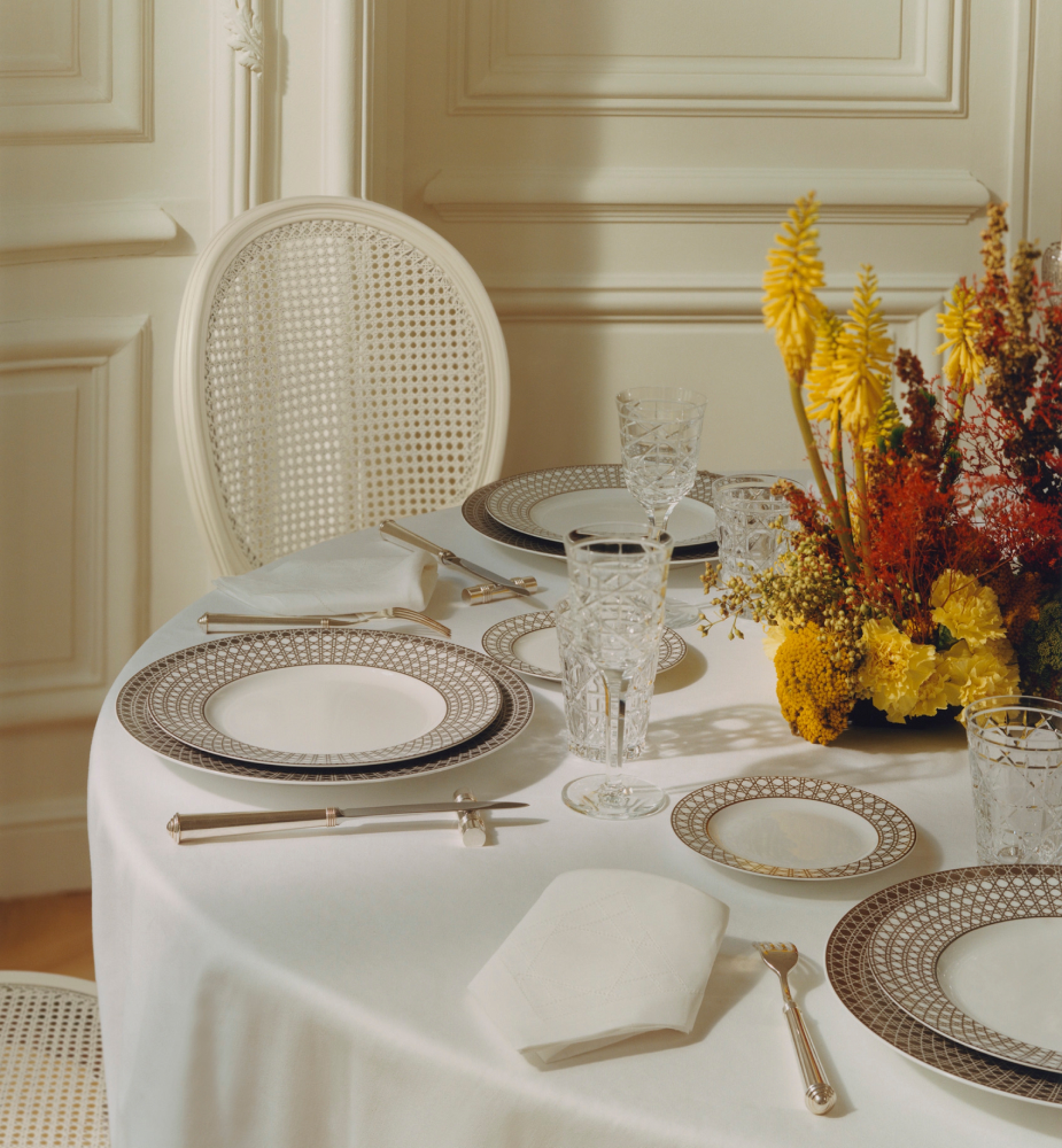 Cannage Montaigne 系列餐盘 白色和米色 E14