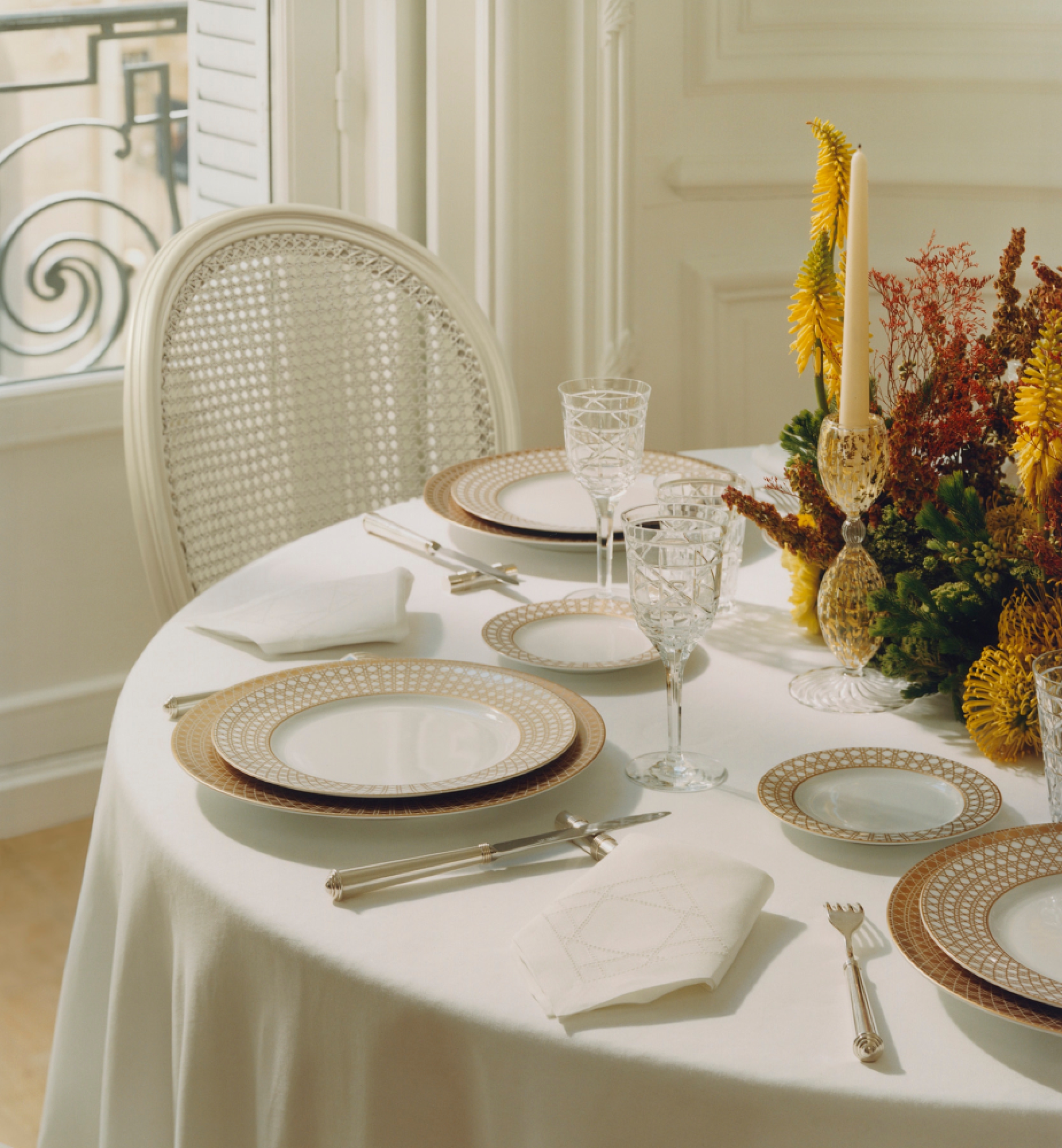 Cannage Montaigne 系列餐盘 金色调藤格纹 E14