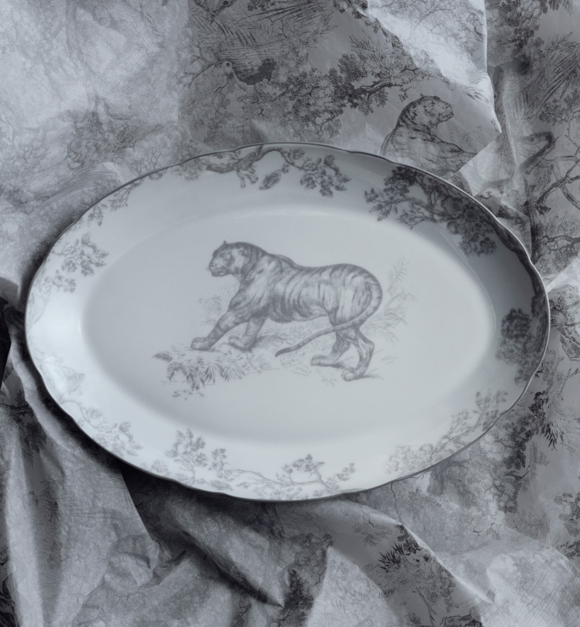 椭圆形浅盘 白色和灰色茹伊印花 E12