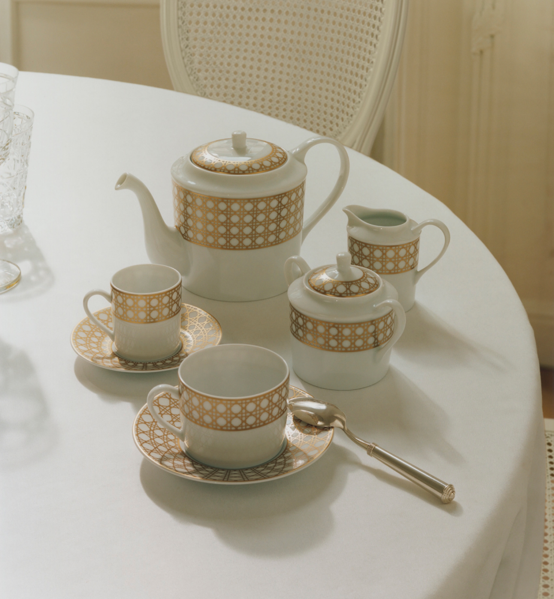 茶壶 金色调藤格纹 E12