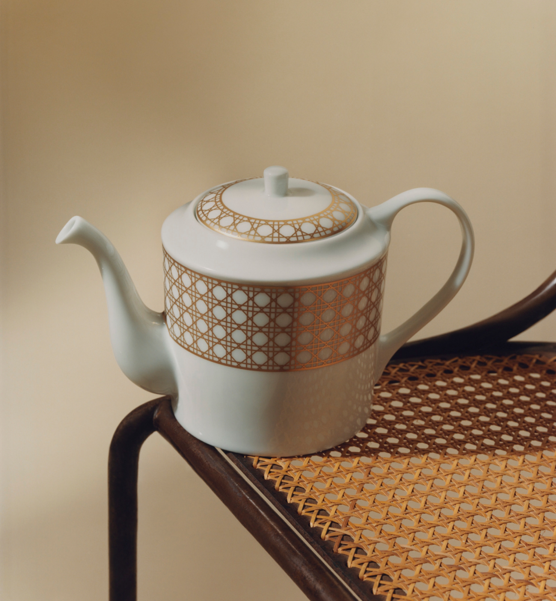 茶壶 金色调藤格纹 E13