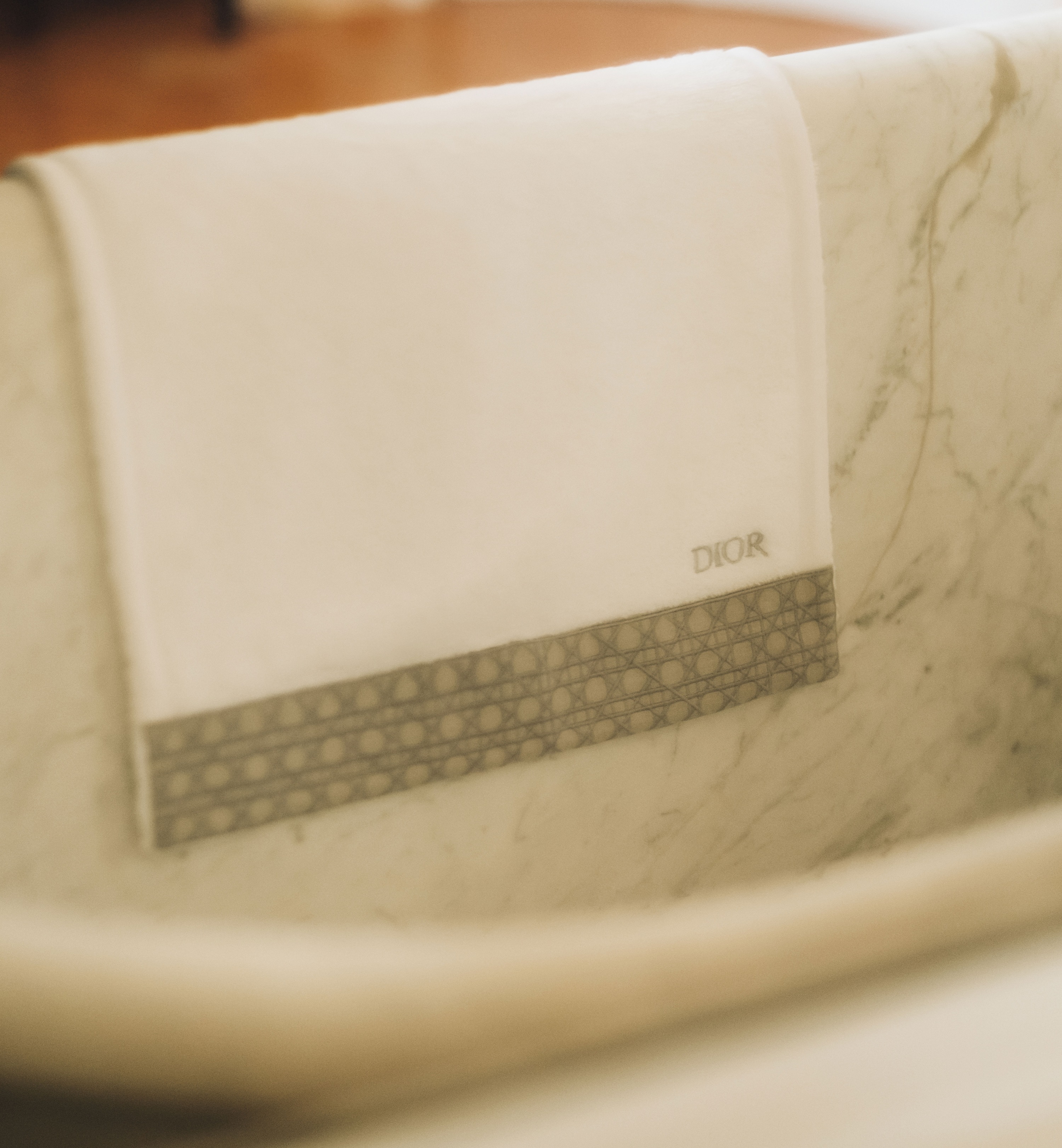 浴巾 灰色机织藤格纹饰带 E12