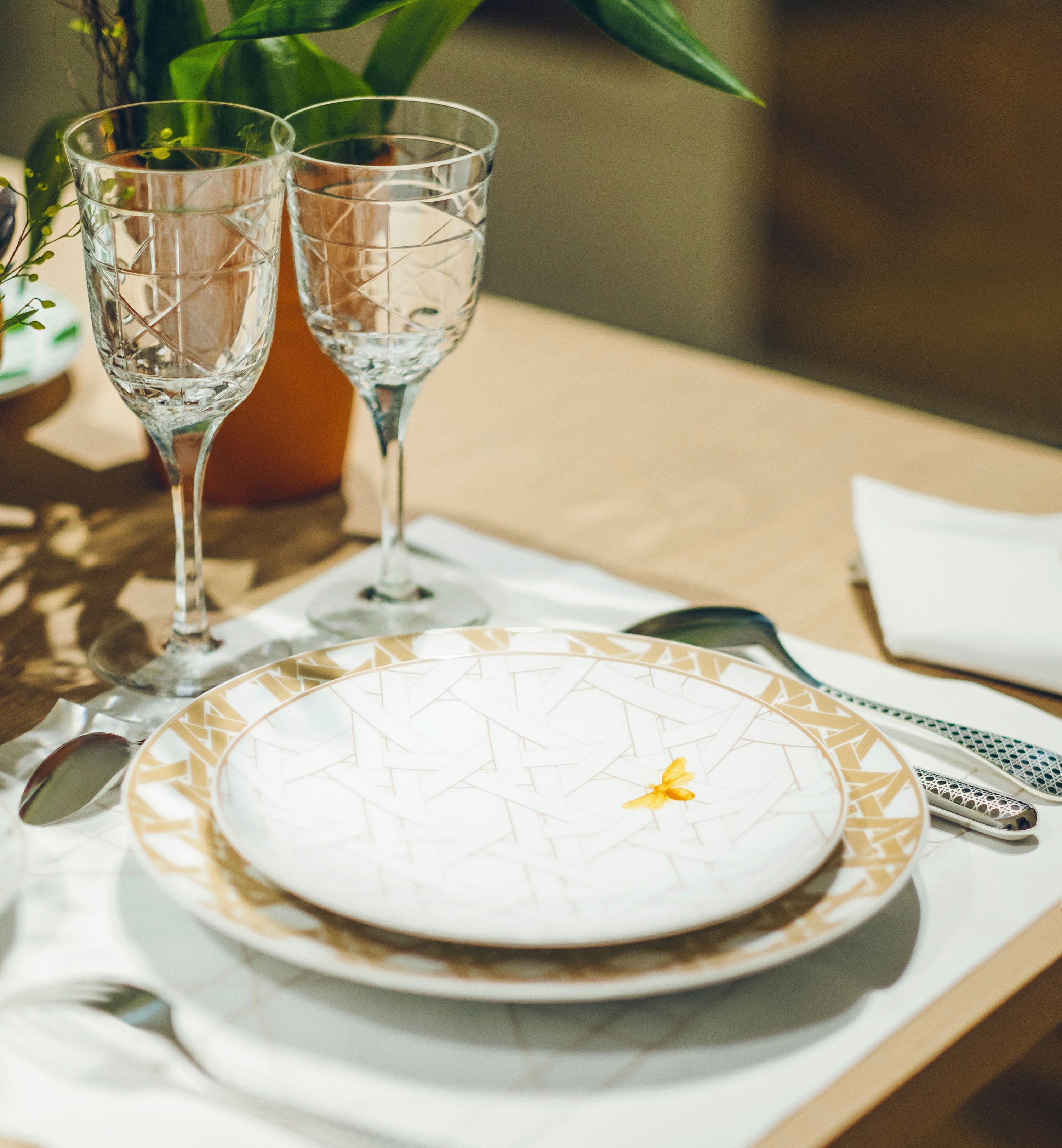 餐垫和餐巾套装 白色和米色藤格纹 E10